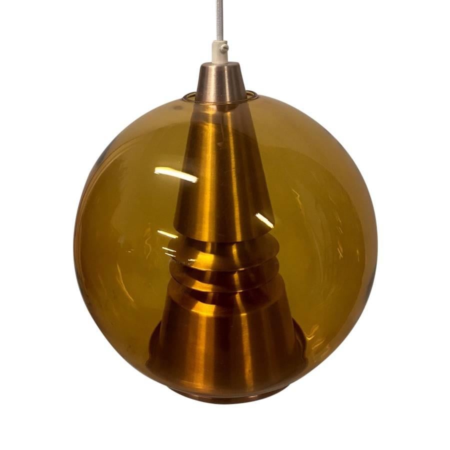 Norwegian Space Age Midcentury Modern pendant Globus lamp
T. Røste & Co Norwegian Manufacture
Lamp with Amber coloured glass shade and copper plated aluminium core reflector.
Long wire, newly wired with fabric braided wire.
Original copper