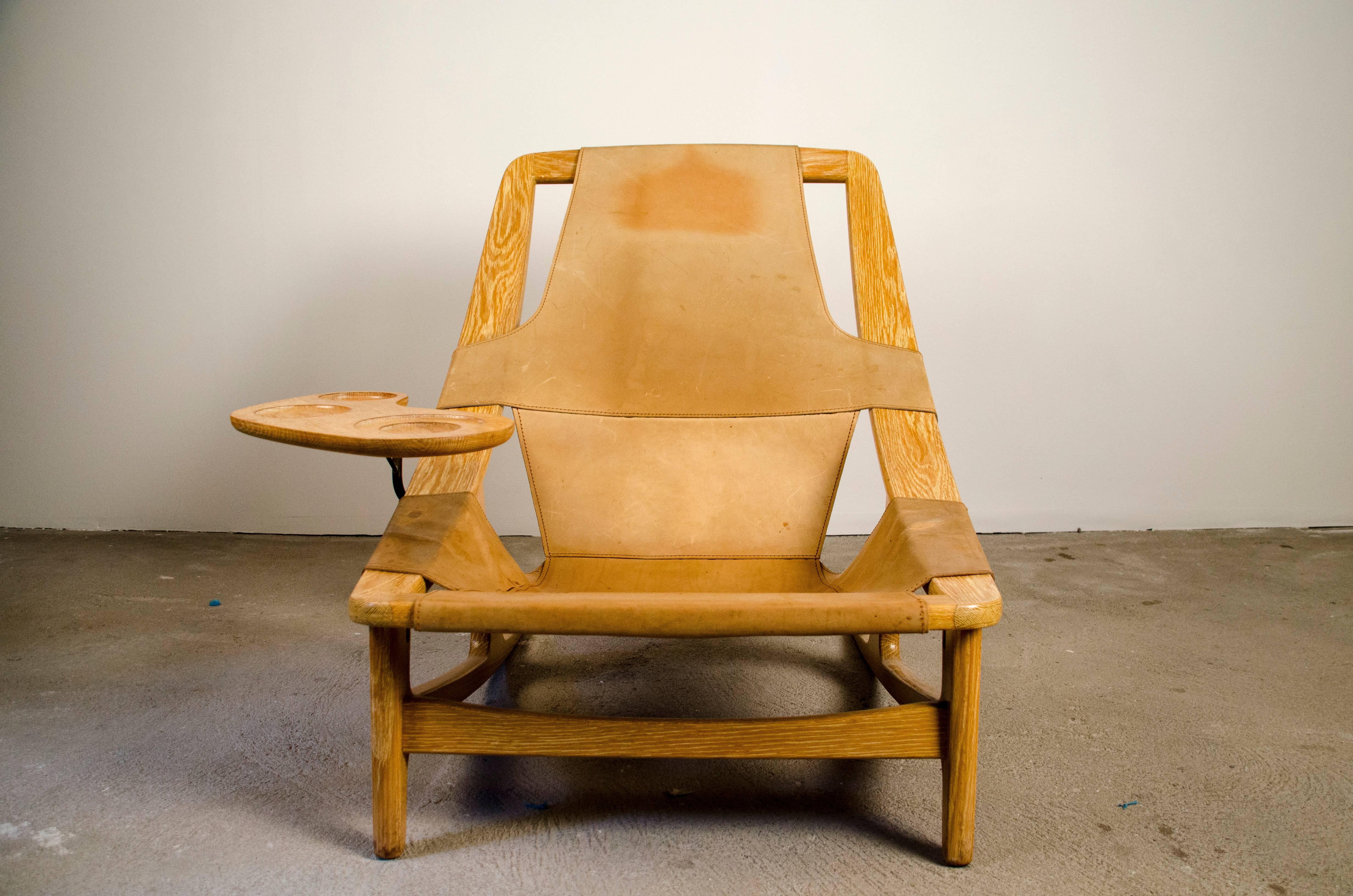 Rare Arne Tidemand Ruud Holmenkollen chair with tablet midcentury leather oak

Rare model manufactured by Norcraft in limed oak with Cognac colored leather. Original cushion and available set of new cushion with head rest in sheepskin and wool by