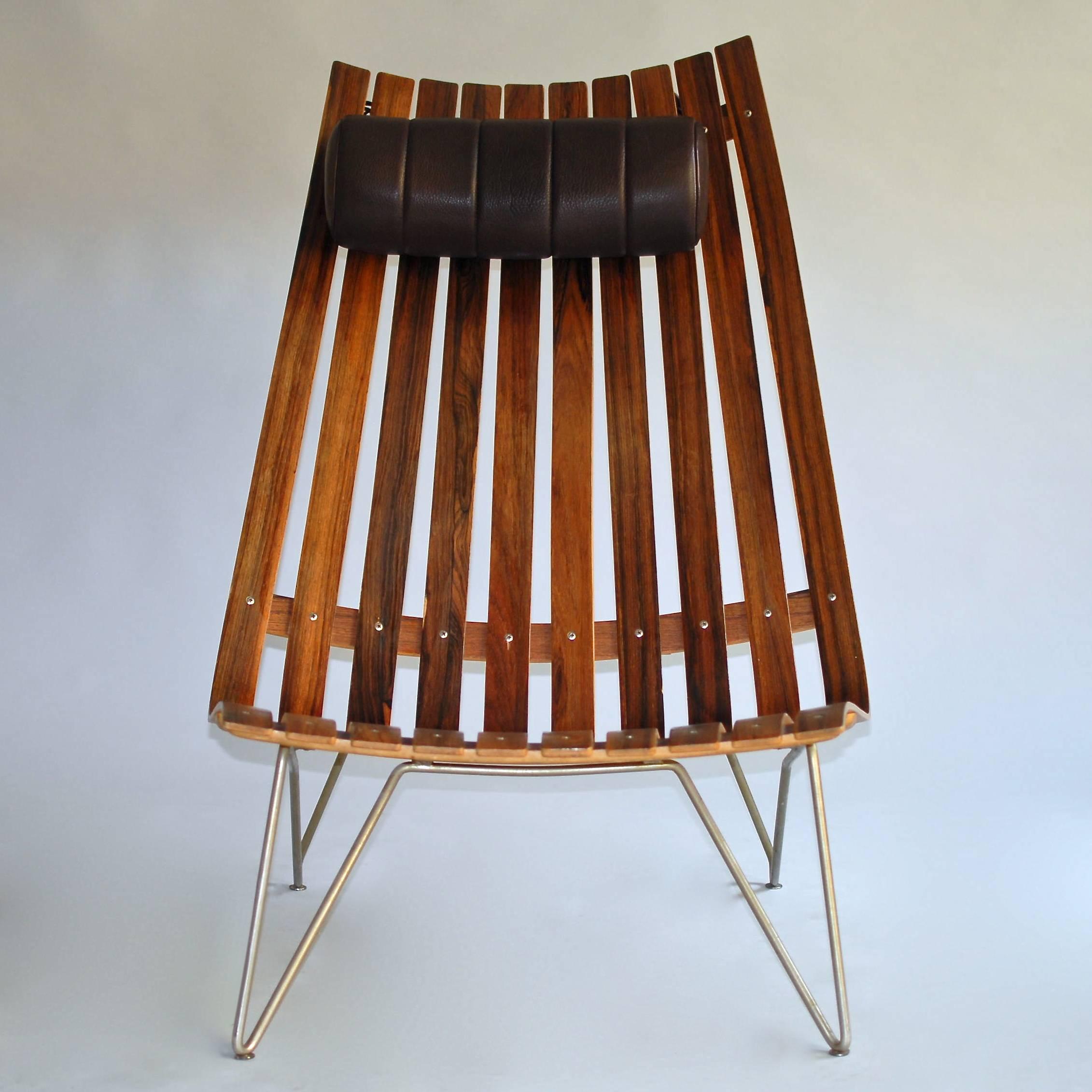 Hans Brattrud Scandia senior rosewood and oak, Norway, 1960s.
Steel rod base. Additional cushion of newer production. Manufactured in Norway by Hove Møbler, circa 1960. Particular model with front in rosewood and back in oak veneer.