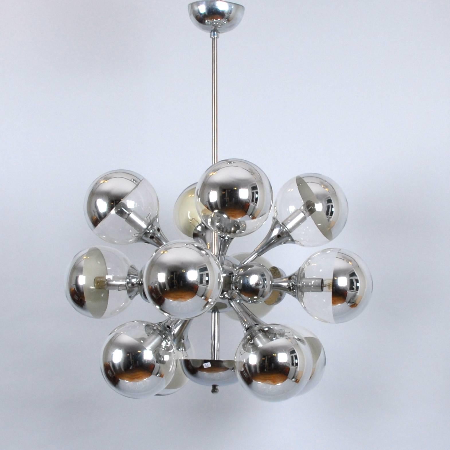 Sputnik chandelier Reggiani Italia space age 1970s. 

Manufactured by Reggiani in chrome steel mounted with glass and chrome globes. 

Newly wired and check for functionality in our workshops. 

