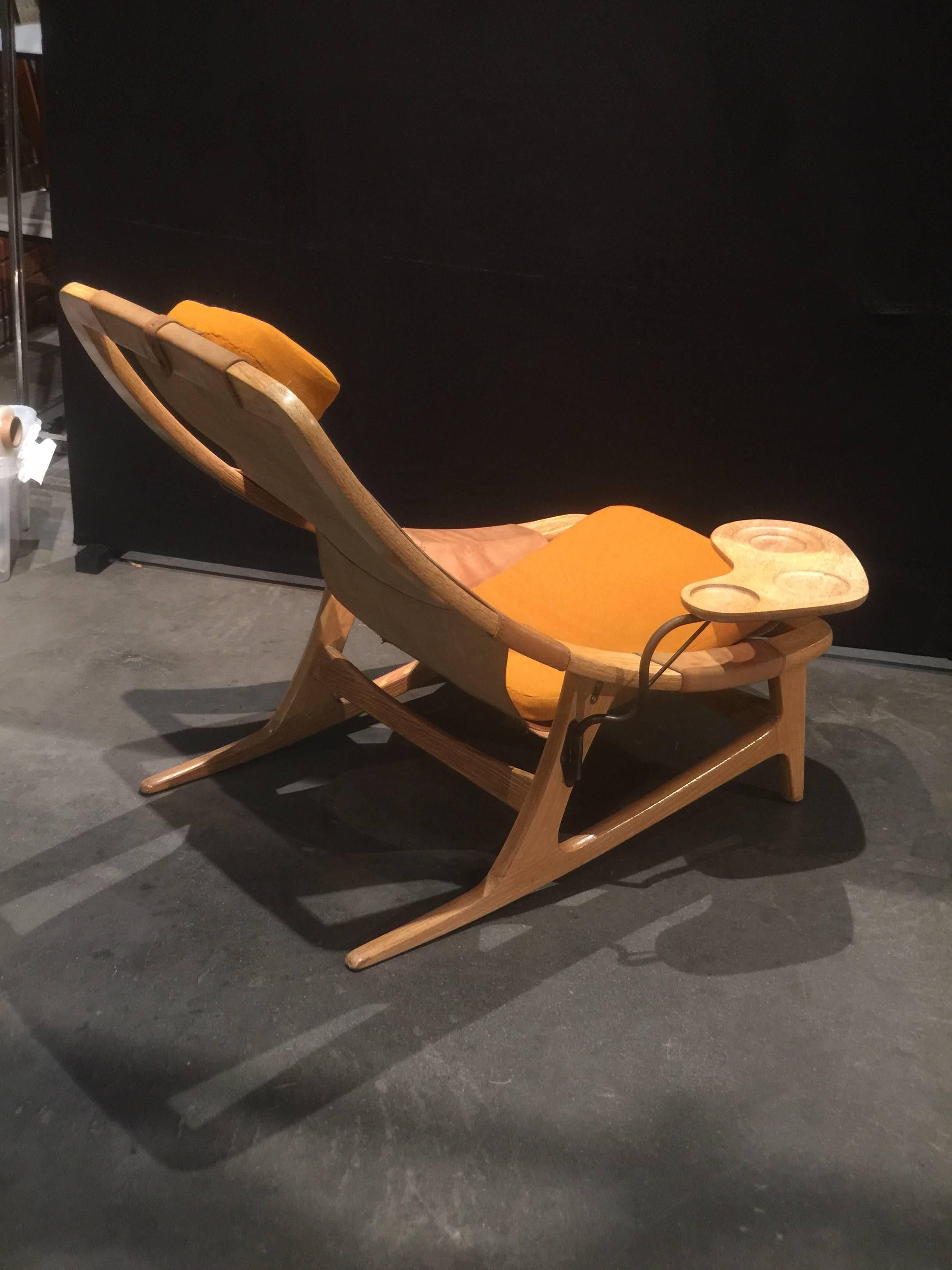 Rare Arne Tidemand Ruud Holmenkollen Chair with Tablet Midcentury Leather Oak In Fair Condition For Sale In Oslo, NO