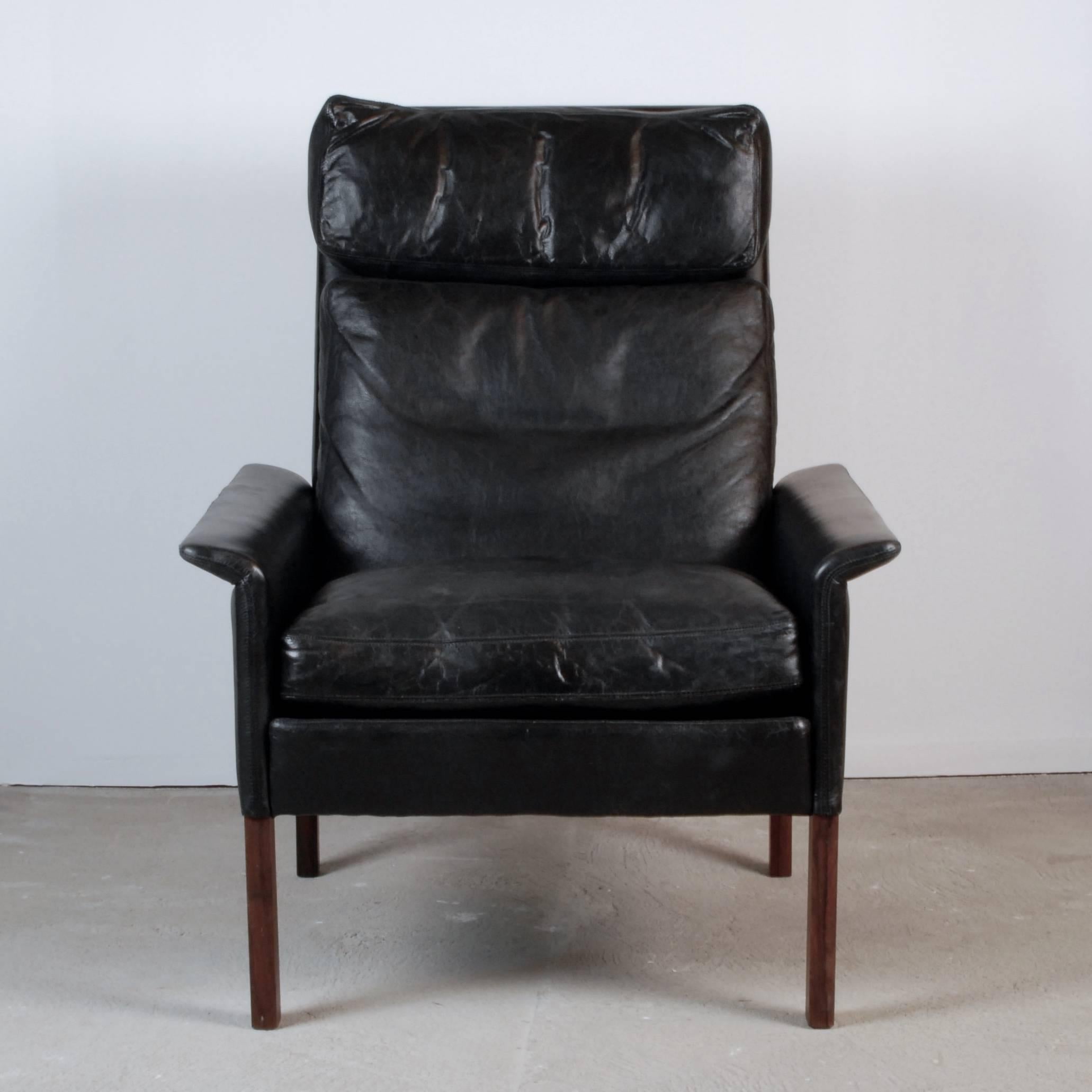 Hans Olsen armchair in black leather.
Feather filled comfort cushions.
Square Brazilian rosewood legs.
Very attractive Patina.
  