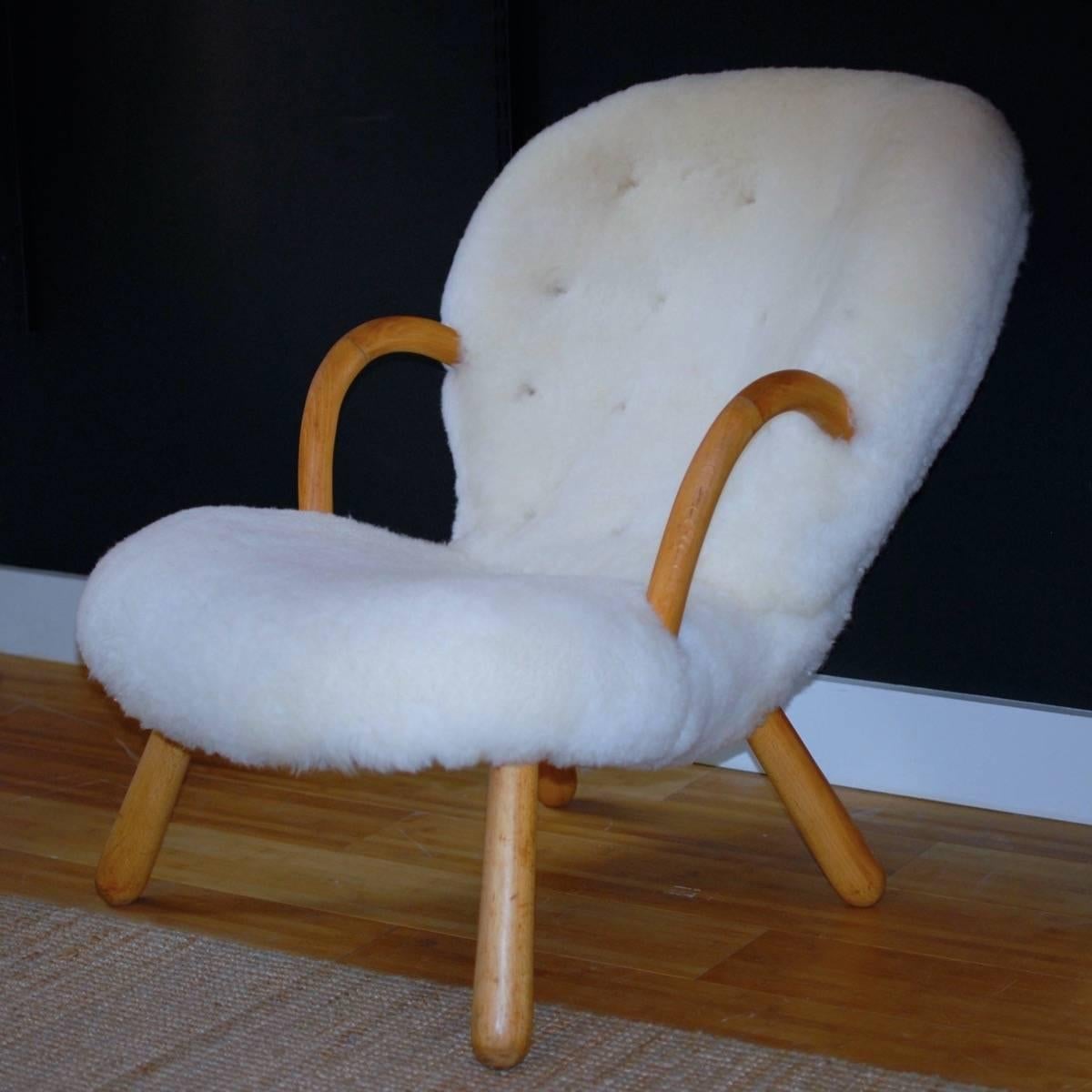 Classic Clam chair 

Philip Arctander sheepskin Clam chair Vik & Blindheim, Norway Scandinavia 

Beech legs, tann leather buttons, Norwegian Sheepskin upholstery. 

Top stand.