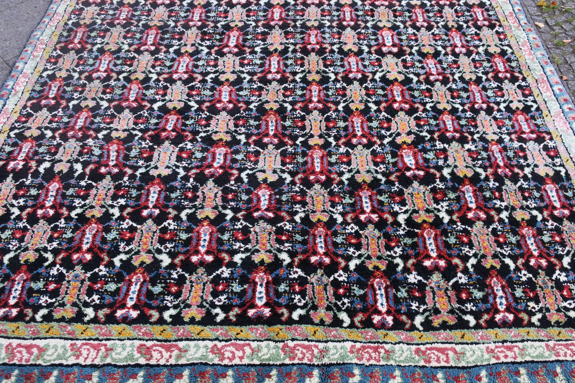 Tunisian carpet in very good condition with full pile.

Striking and decorative rug with a multicolored lattice pattern, soft colors on a black background.

North Africa, probably Tunisia.

Good decorators' piece, its stylized nearly abstract