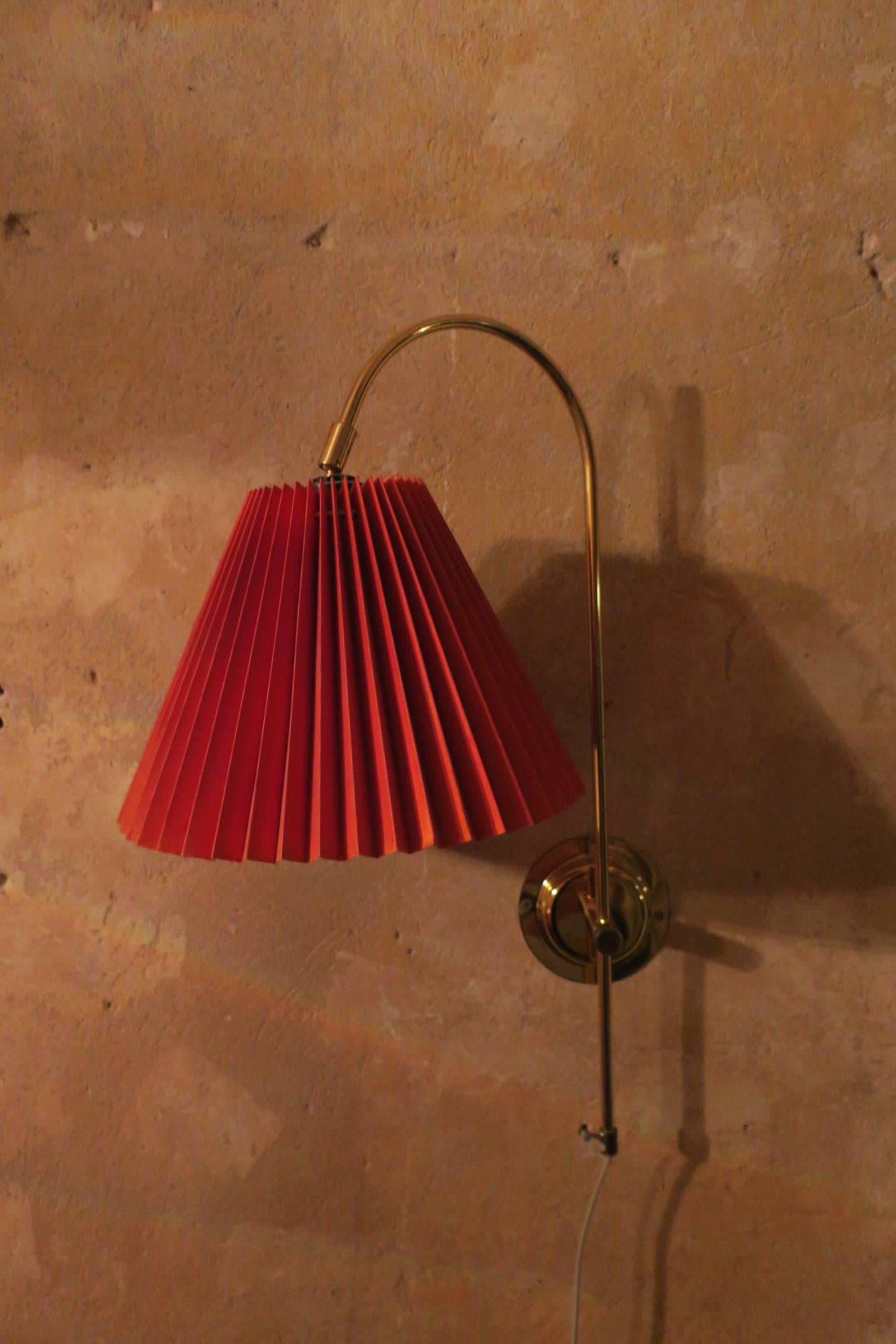 Midcentury Danish swivel brass sconce. Swings through 180 degree, moves up and down on its holder and the lamp head is adjustable.

Light fixture takes standard US and Canadian light bulbs as well as European bulbs.