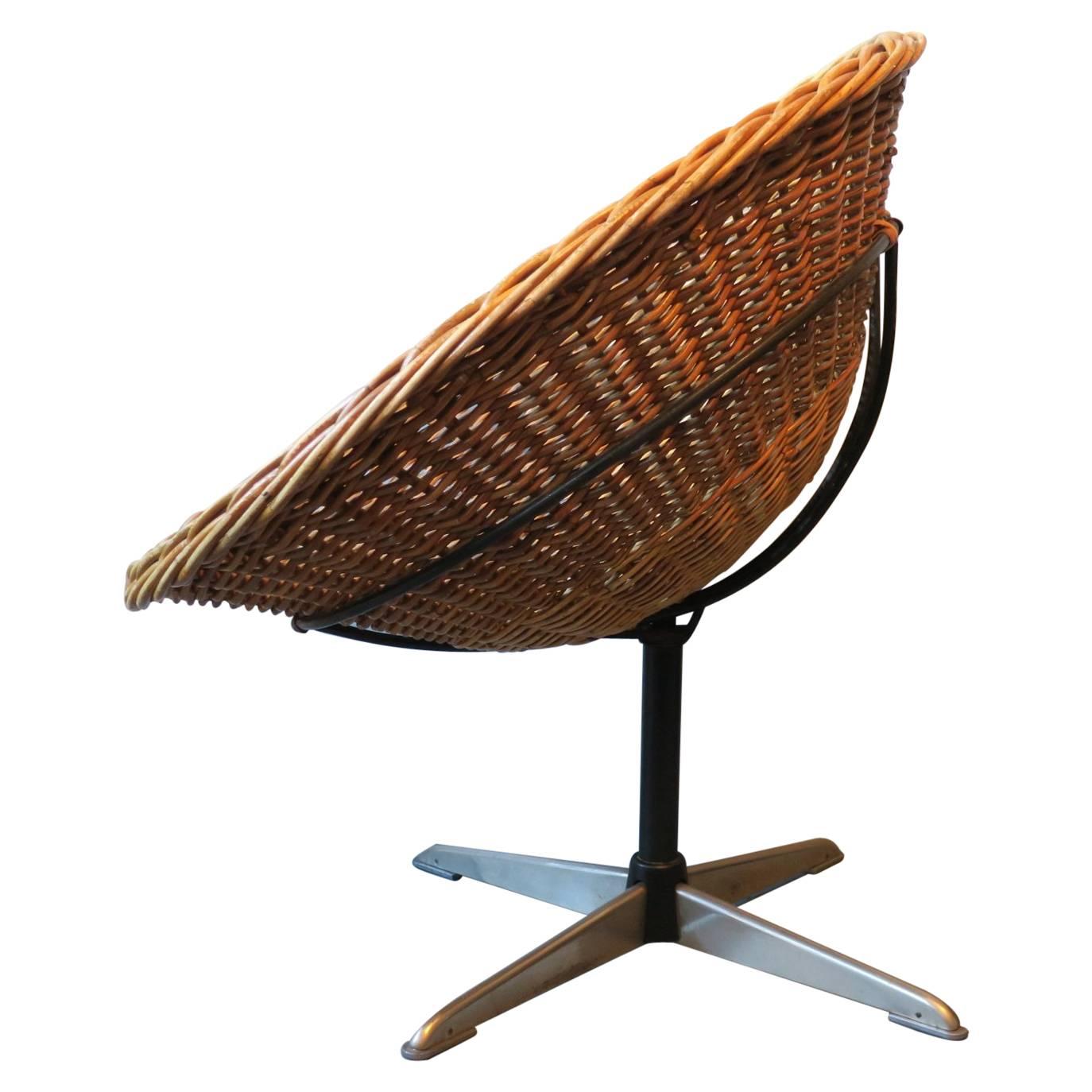 Rattan-Sessel aus den 1960er Jahren auf einem Eisengestell mit Stahlfüßen. Ungewöhnlich ist, dass der Stuhl eine Drehfunktion um 360 Grad hat. Wahrscheinlich Französisch.
Sehr guter Vintage-Zustand mit minimalen Alters- und Gebrauchsspuren.