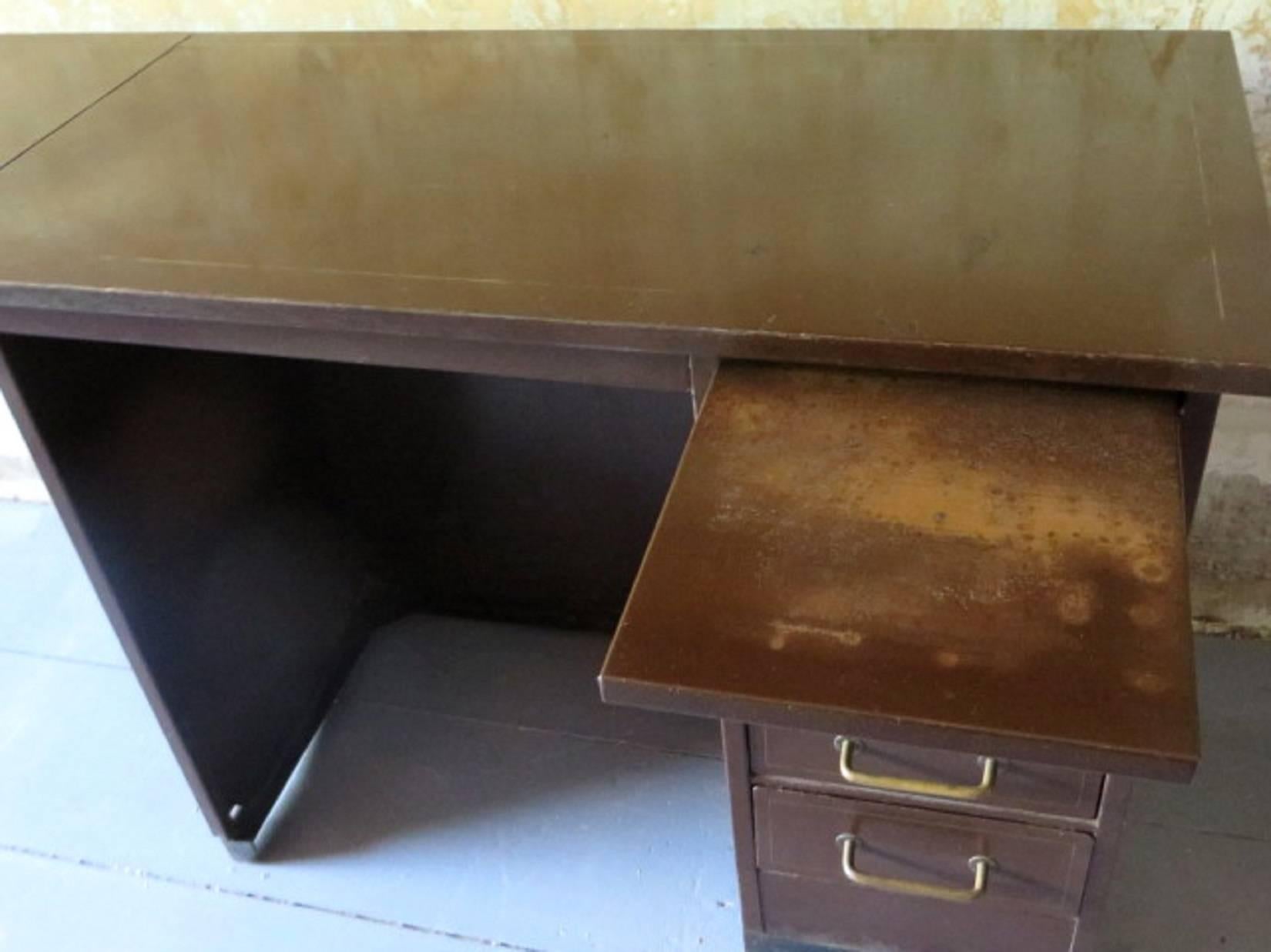 Patinated French Industrial Metal Desk of Small Size by Roneo Paris In Fair Condition For Sale In Berlin, DE