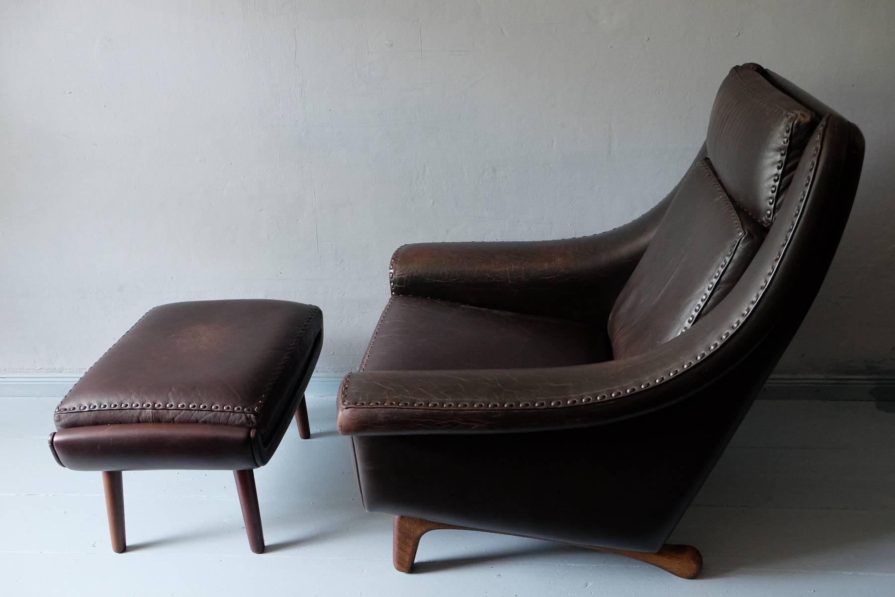 'Matador' lounge chair in leather with footrest, designed by Aage Christiansen for Erhardsen & Andersen.
Original and unusual design of the base.
Very comfortable lounge chair.
   