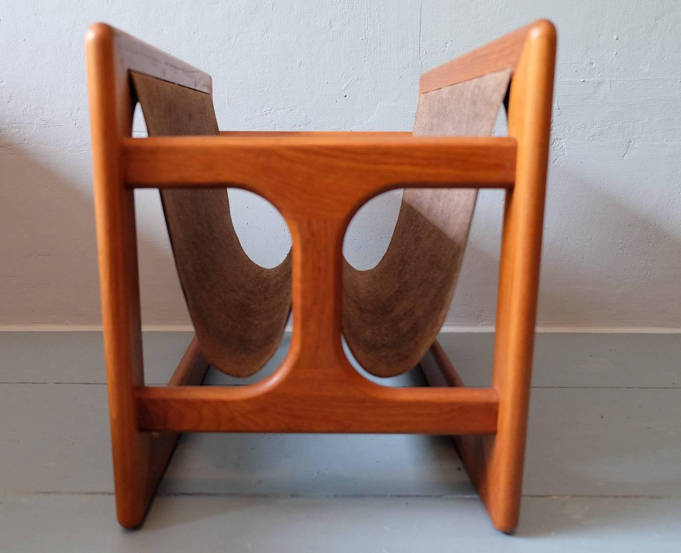 Teak and leather magazine rack made in Denmark in the 1960s.

Very good condition.
  