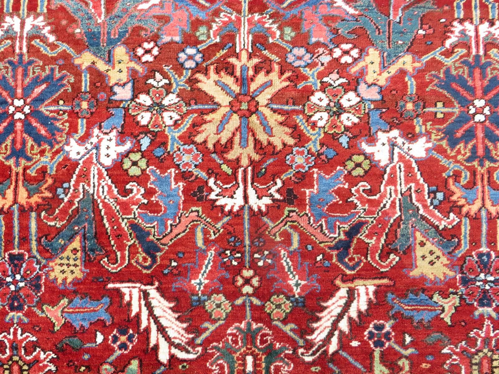 Antique Heriz Carpet Rich Warm Red and Full Pile In Good Condition In Berlin, DE
