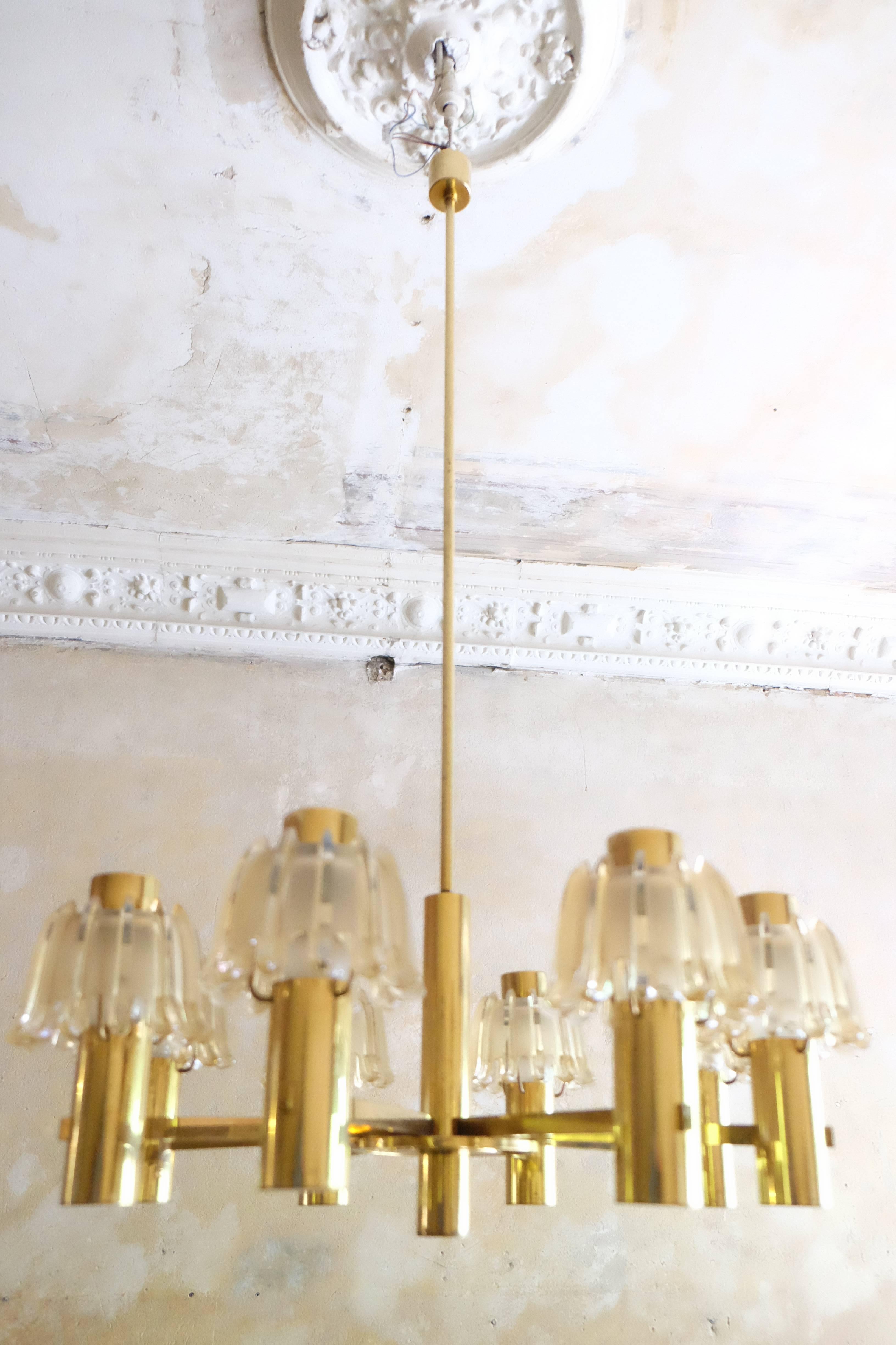Unusual Brass and Glass Mid-Century Chandelier In Good Condition For Sale In Berlin, DE