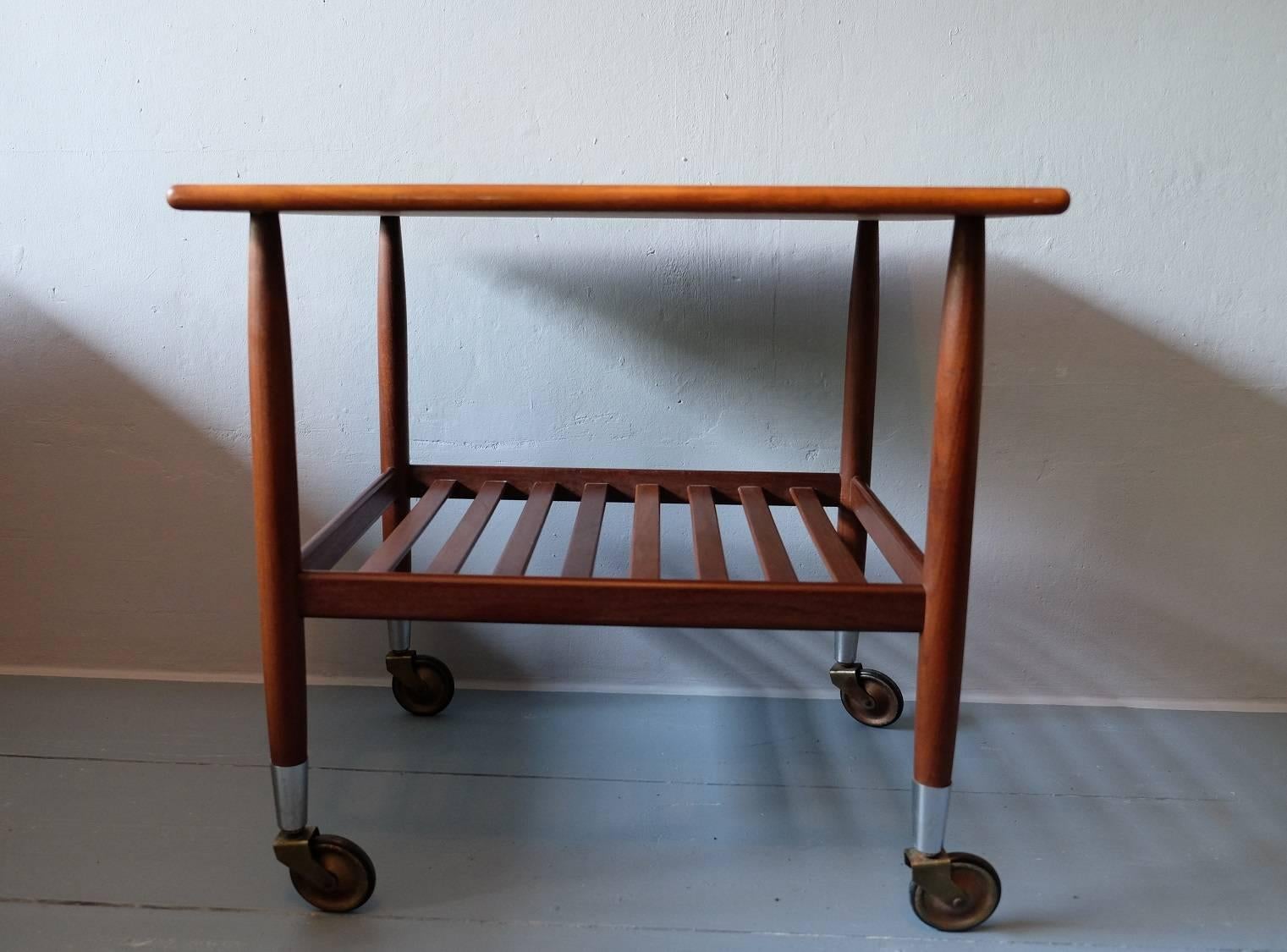 Danish teak serving trolley with a nice teak grain on the top and slatted shelf underneath, Mid-Century.
Very good vintage condition with minimal signs of age and use.