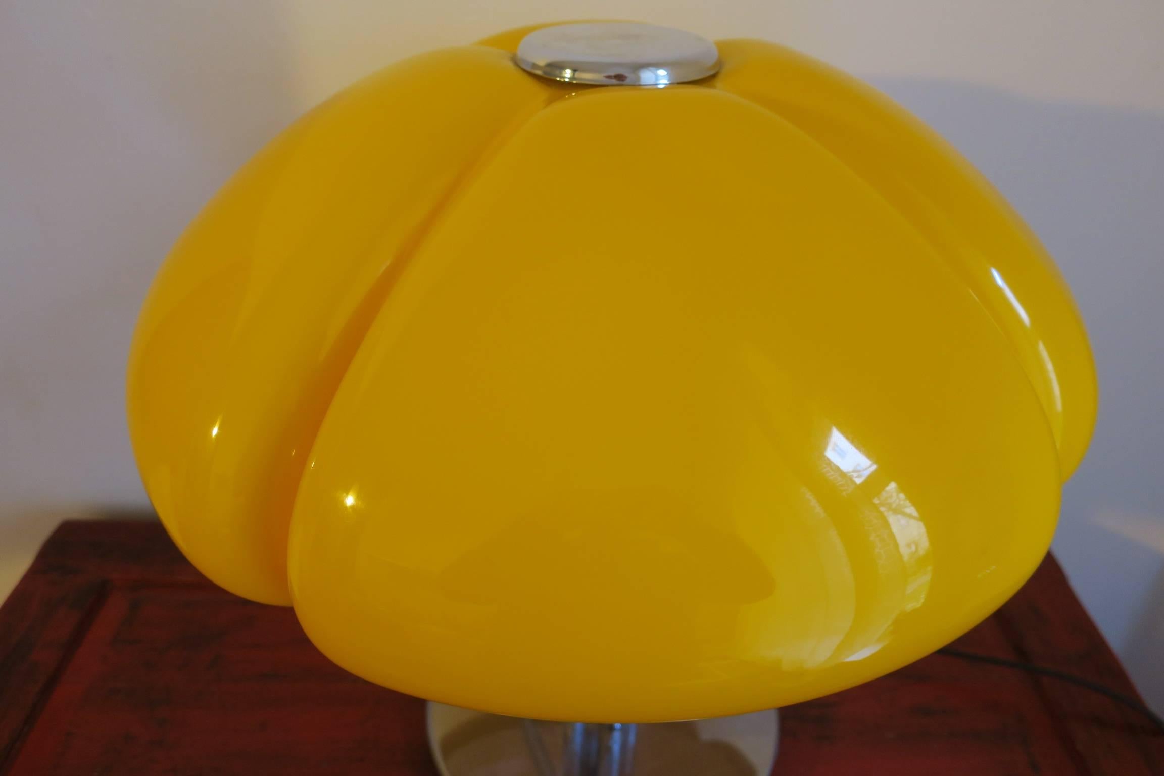 Gae Aulenti Quadrifoglio table lamp in rare canary yellow color.