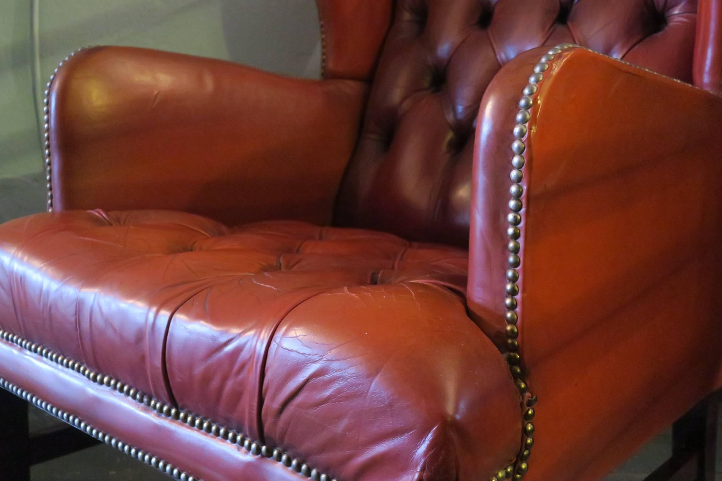 Vintage Chesterfield wingback chair in very warm brown tufted leather.

The apparent stripes on the side are shadows.

Shipping prices quoted for Germany and the UK.
For shipping to other countries please ask.