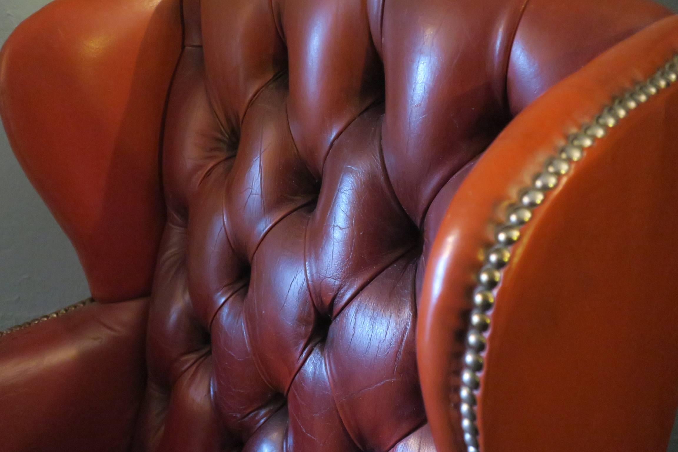 Vintage Tufted Chesterfield Wingback in Warm Brown Leather In Good Condition For Sale In Berlin, DE