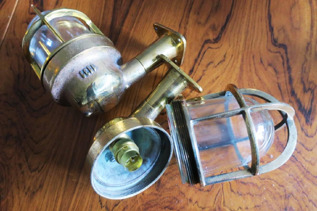 Pair of Ship's Lights or Sconces in Brass and Glass In Good Condition For Sale In Berlin, DE