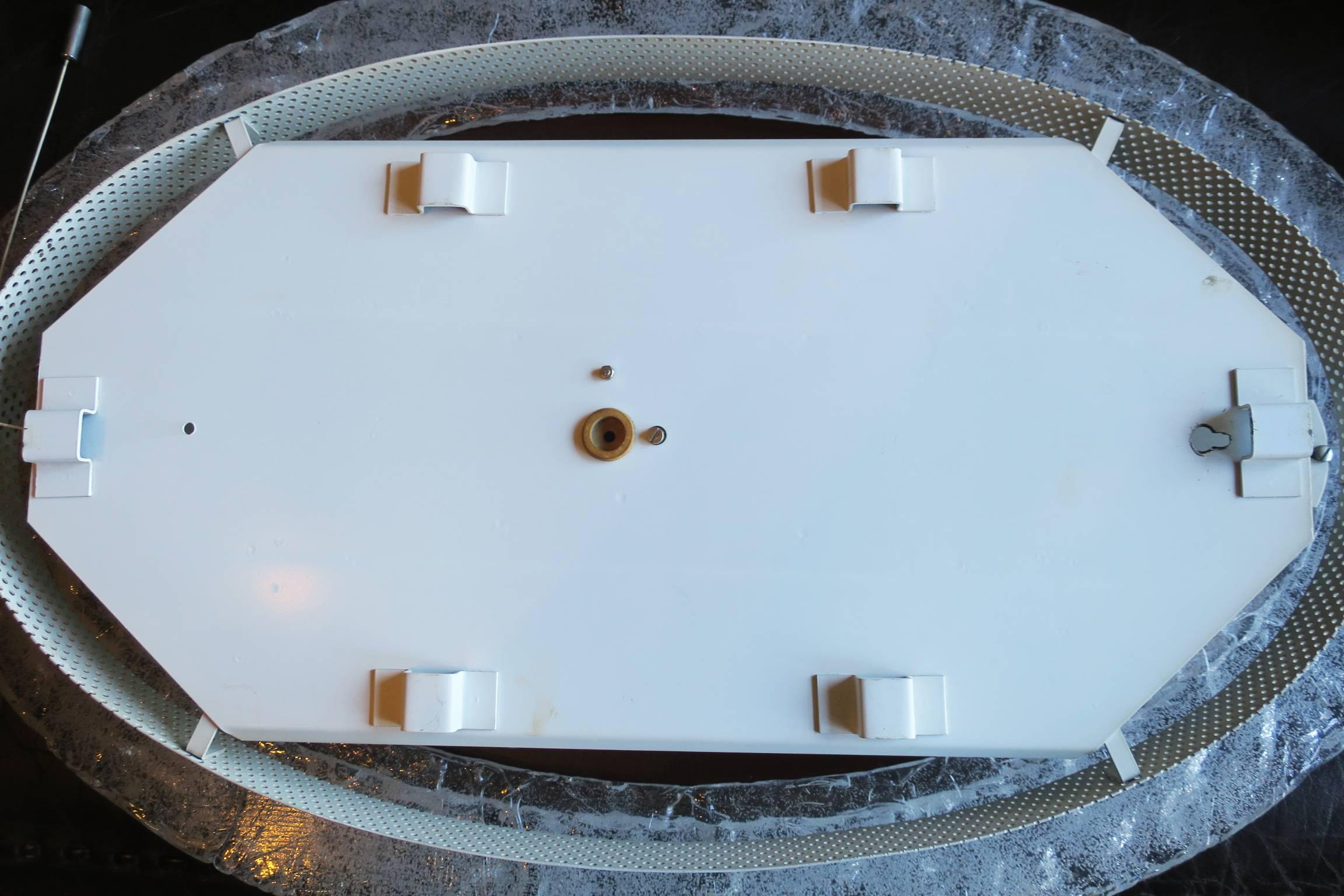 Vintage Oval Melting Ice Illuminated Wall Mirror in Lucite For Sale 1