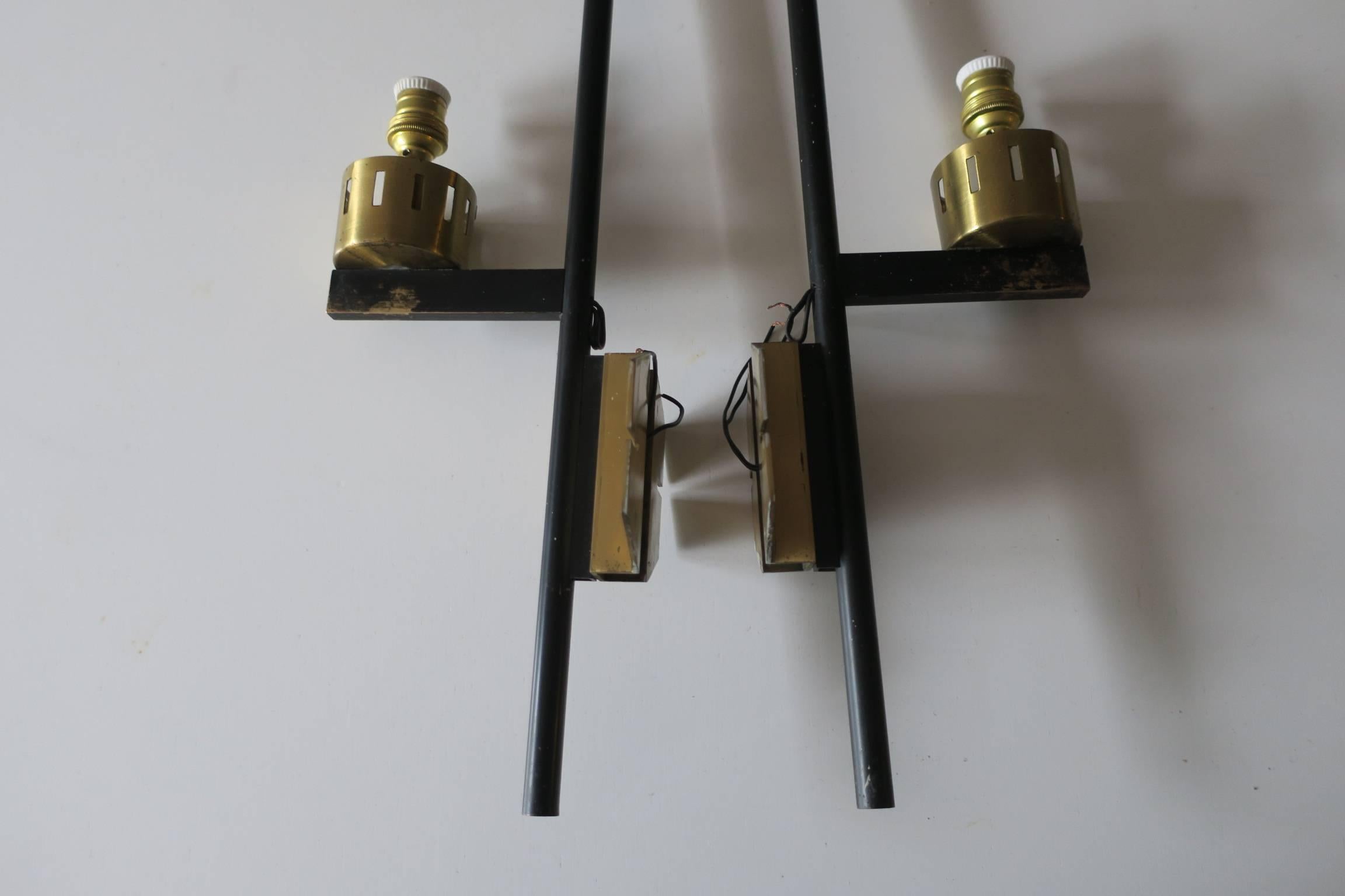 Pair of Mid Century Italian Brass and Glass Sconces In Good Condition For Sale In Berlin, DE