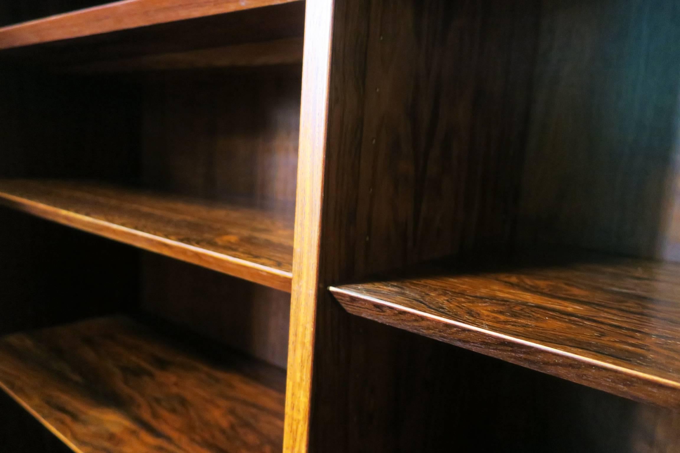 Danish rosewood bookcase from the 1960s, on steel feet.

Finely made piece, with chamfered shelves,

The positions of the shelves can be adjusted.