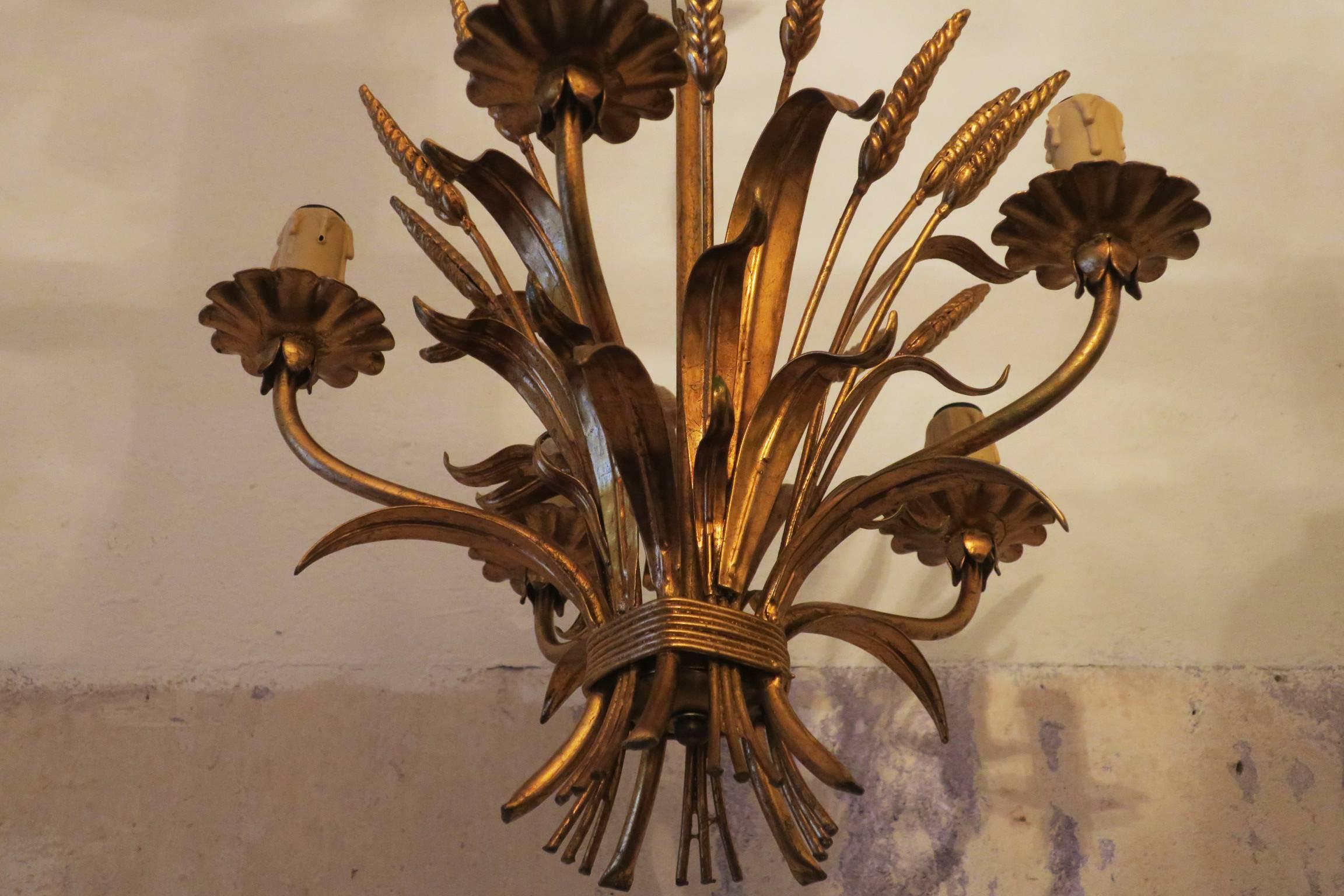 Wheatsheaf vintage chandelier in patinated gilt tole dating from the 1960s.

If sold to the US or Canada the light fittings will be adapted for US candelabra bulbs.