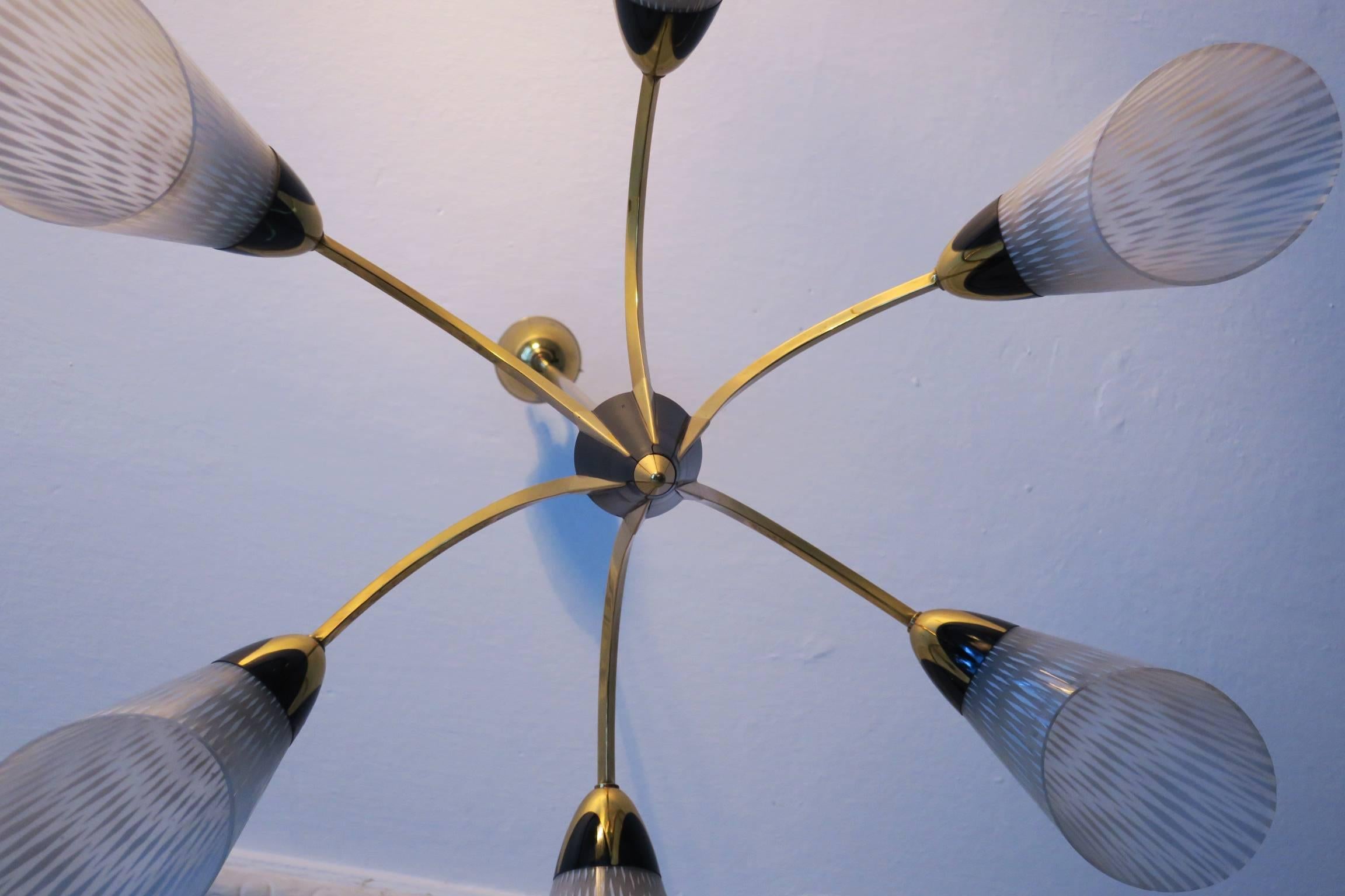 Fine Brass & Glass Chandelier Mid Century Stilnovo Style In Good Condition For Sale In Berlin, DE