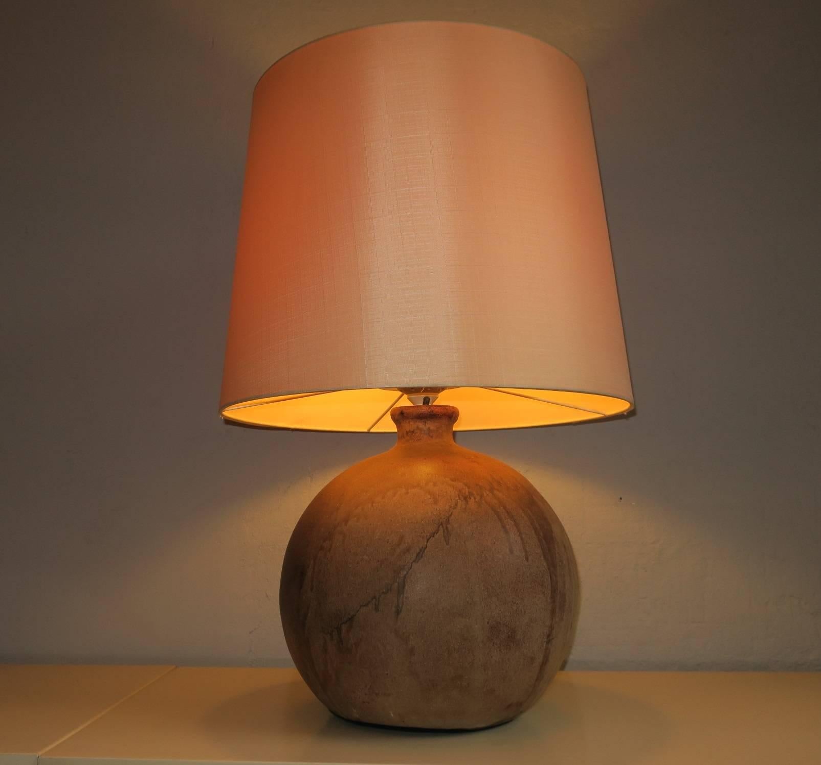 Stoneware ball table lamp, Mid-Century, with original shade, in very good vintage condition with minimal signs of age and use.