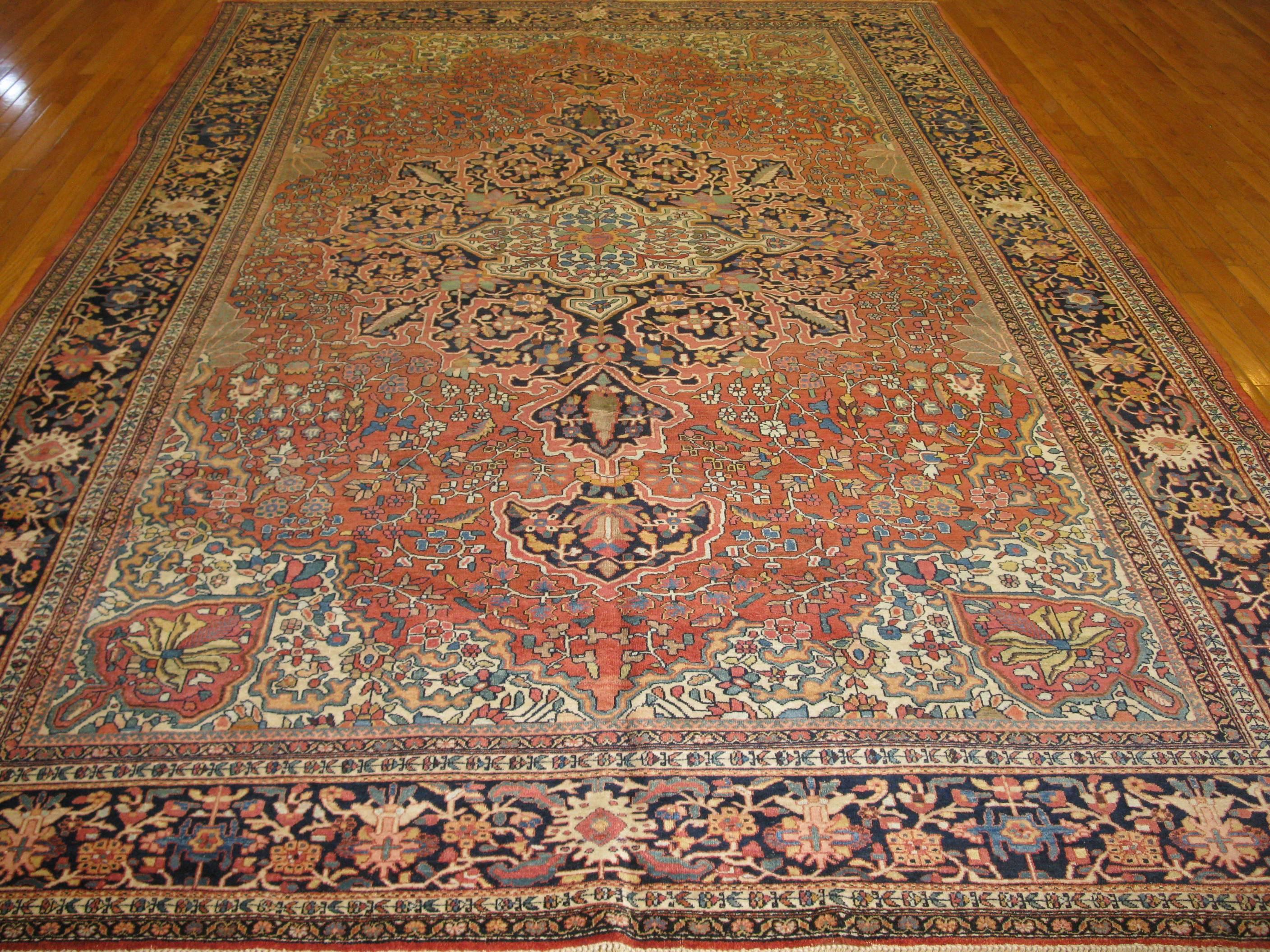 A fantastic hand-knotted rug in great condition. This is a room size antique Persian Sarouk Farahan rug with a Traditional Design, vegetable dyes and all wool and cotton. It measures 8' 6'' x 12' 6''.