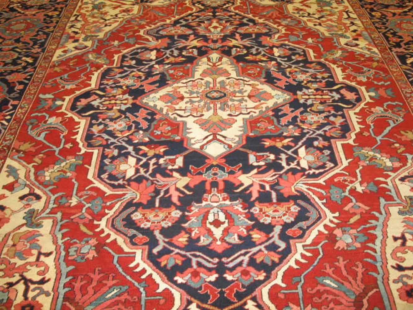Large Antique Persian Serapi Rug In Excellent Condition For Sale In Atlanta, GA