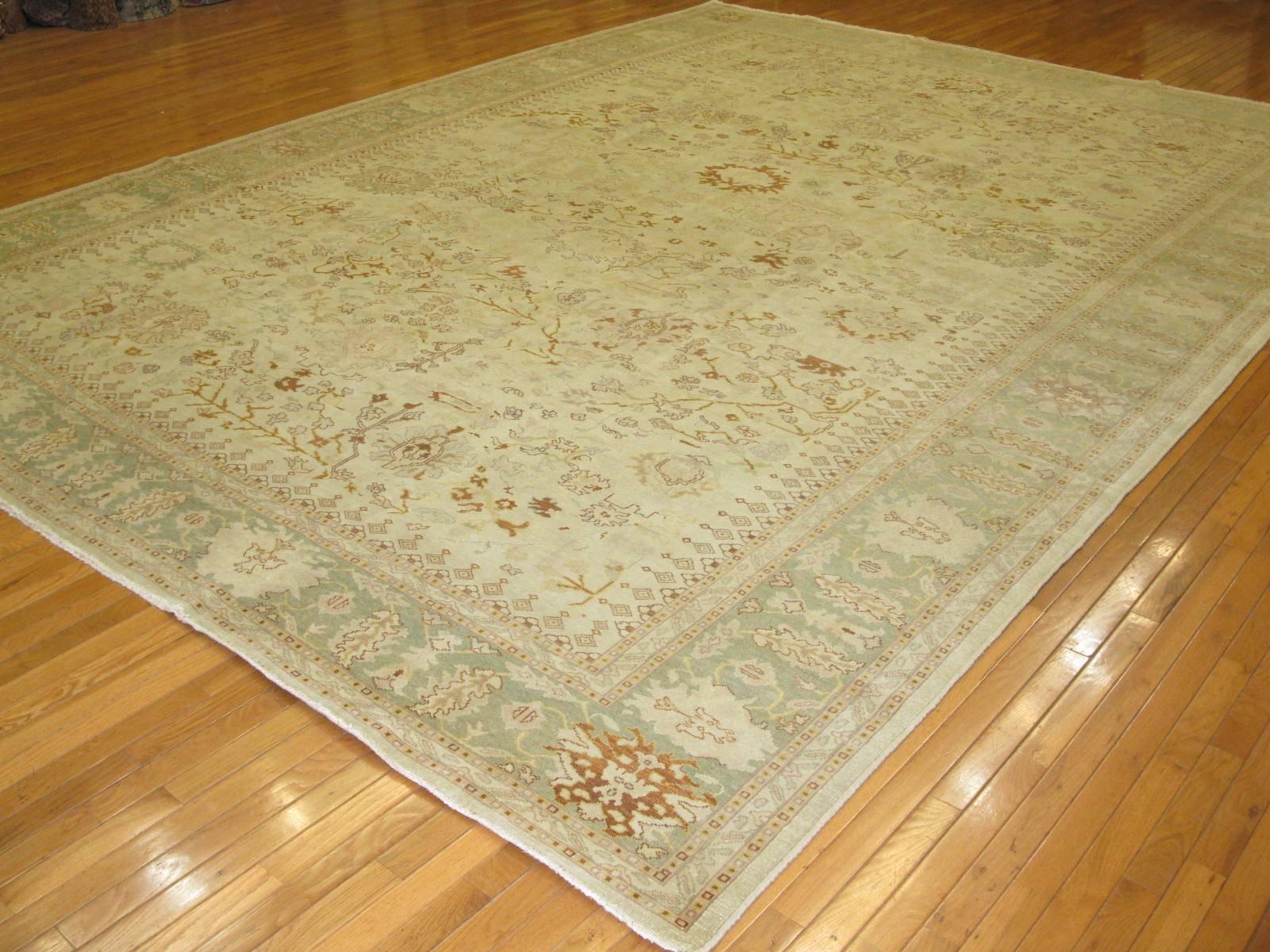 Wool Antique Look Hand-Knotted Agra Design Rug