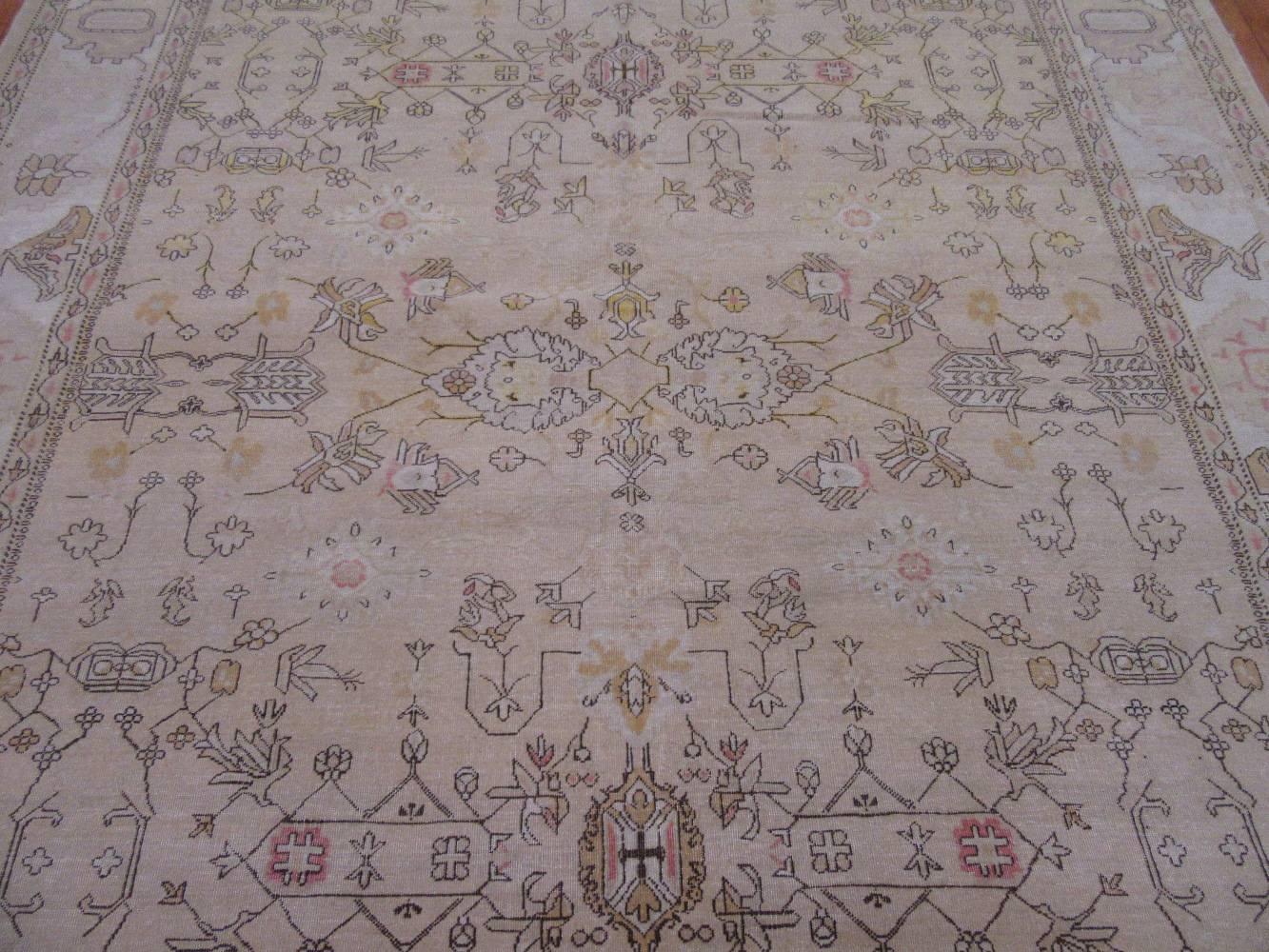 Antique Look Hand-Knotted Agra Design Rug In Excellent Condition For Sale In Atlanta, GA