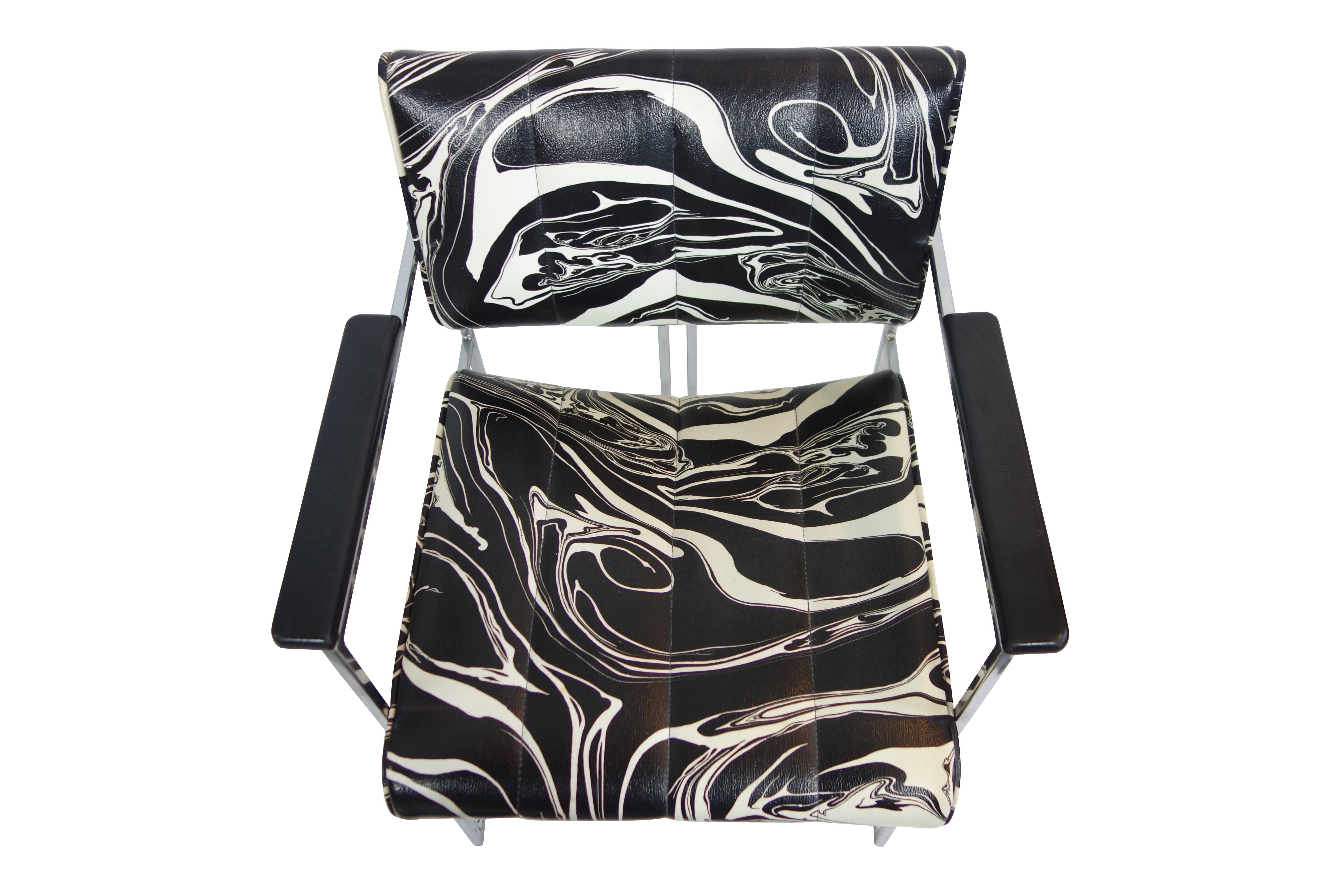 Mid-Century Modern Set of Four Vintage Black and White Marbled Vinyl Chairs by Samton For Sale