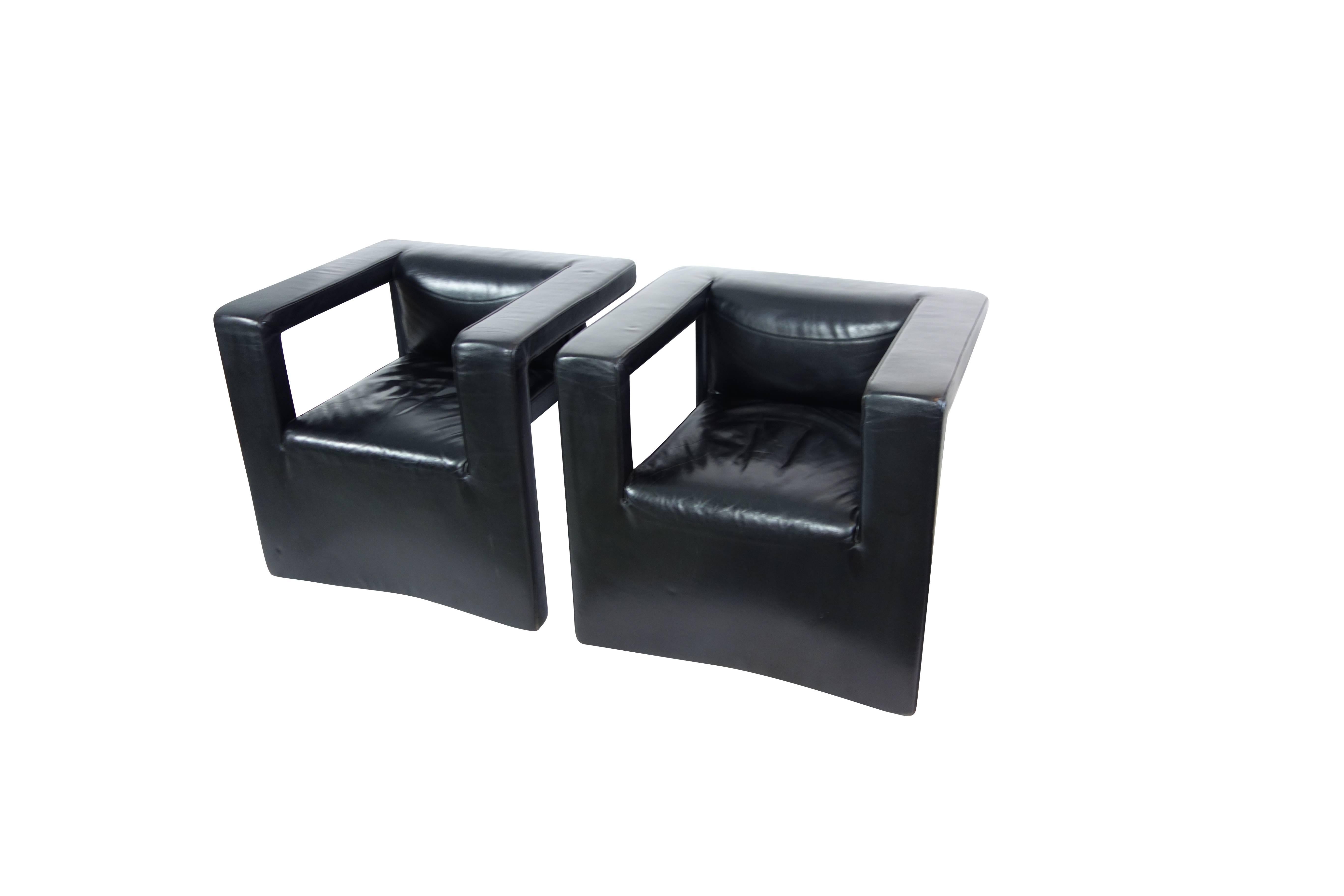 This is a sleek black leather De Sede lounge chair from Switzerland, circa 1980. The circular steel rear legs and arm rests that continue to the floor make this very unique in design.

This listing is for a single (1) chair.