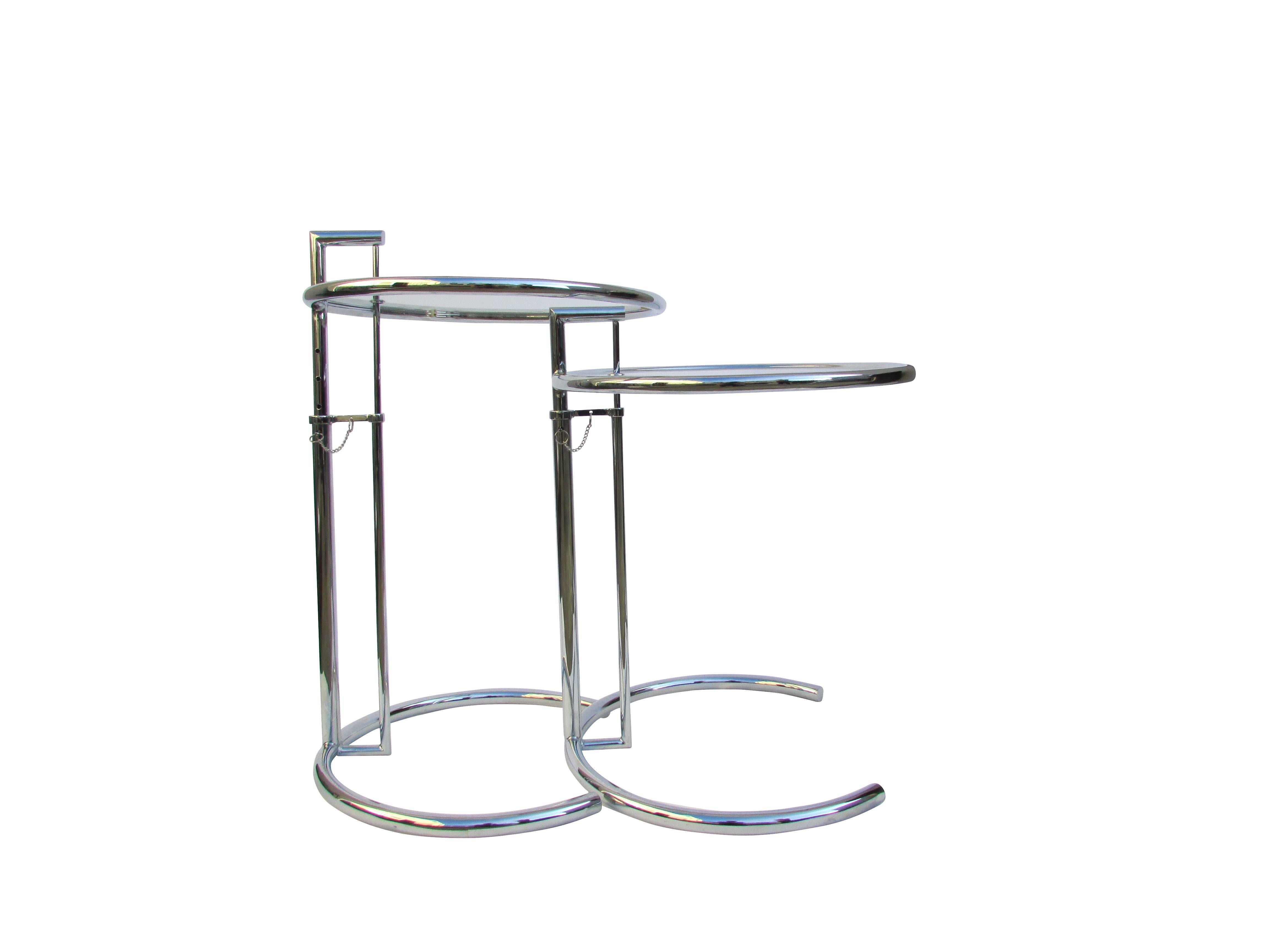 Pair of adjustable chrome and glass E1027 side tables in the style of Eileen Gray.
Measures:
Highest adjustment 37.25