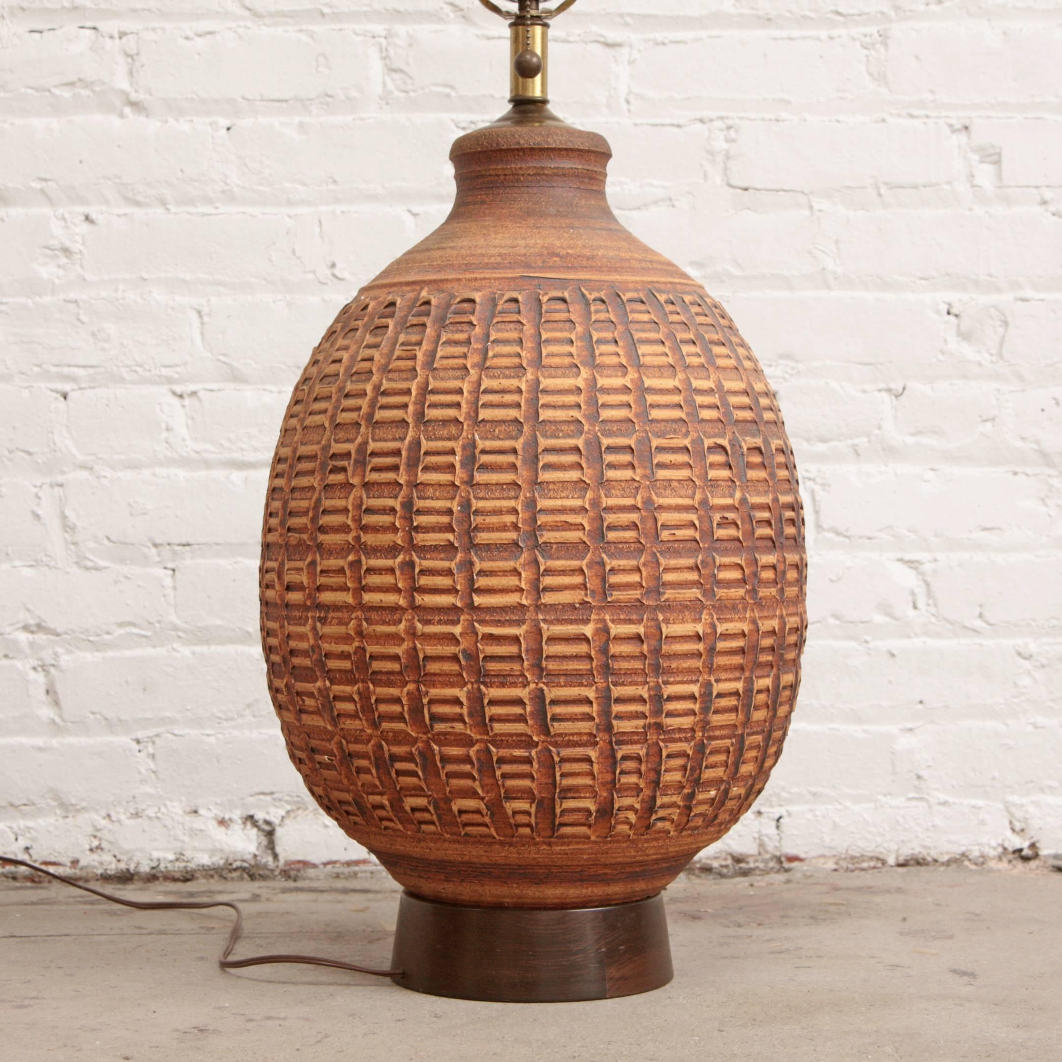 Extra large David Cressey ceramic pottery lamp with original linen shade. Creates a beautiful warm room glow. Architectural Pottery, California Modern. Working, original wiring.