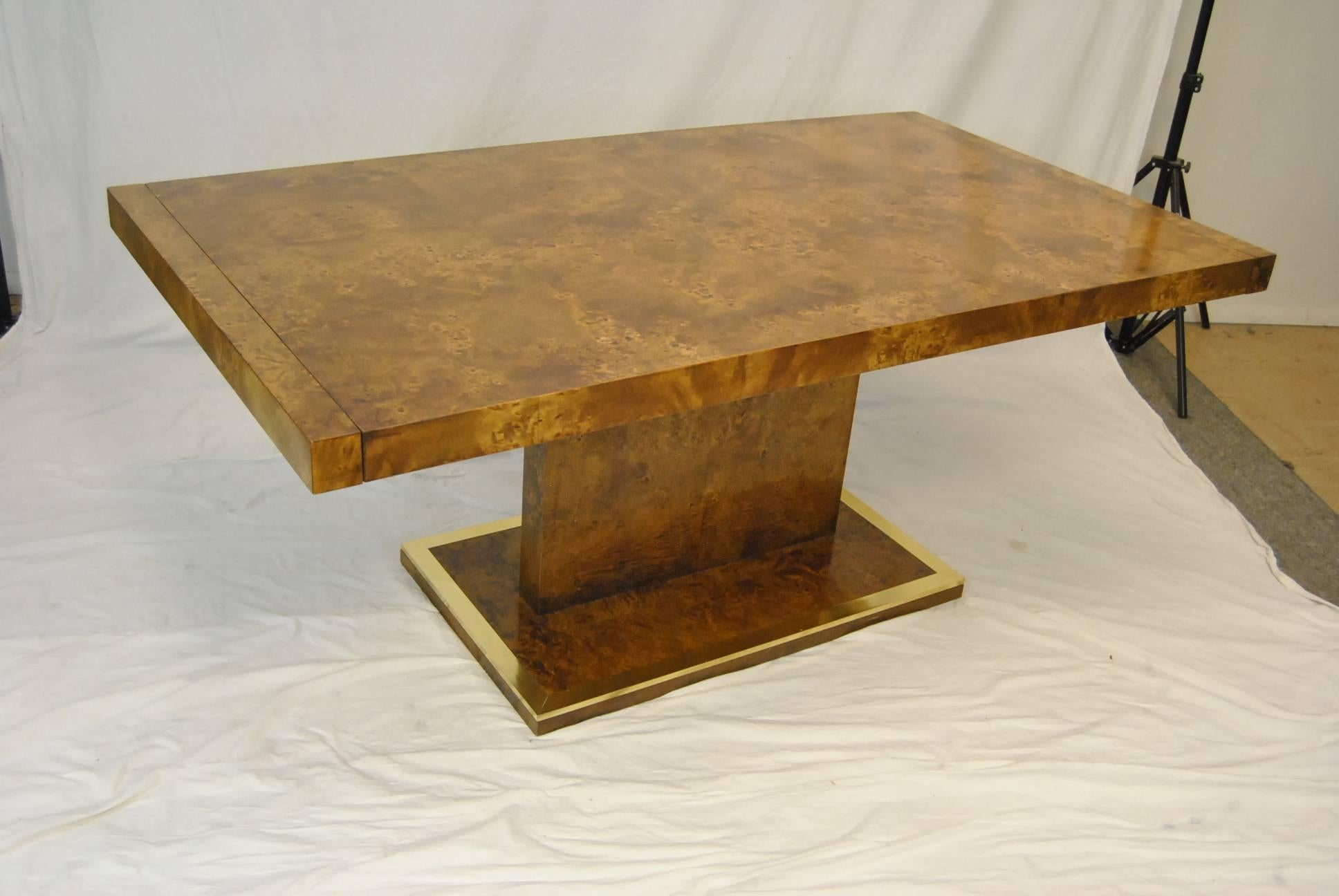 Thomasville Burled Elm Entry or Center Table, circa 1970s Brass Detail In Good Condition In Toledo, OH