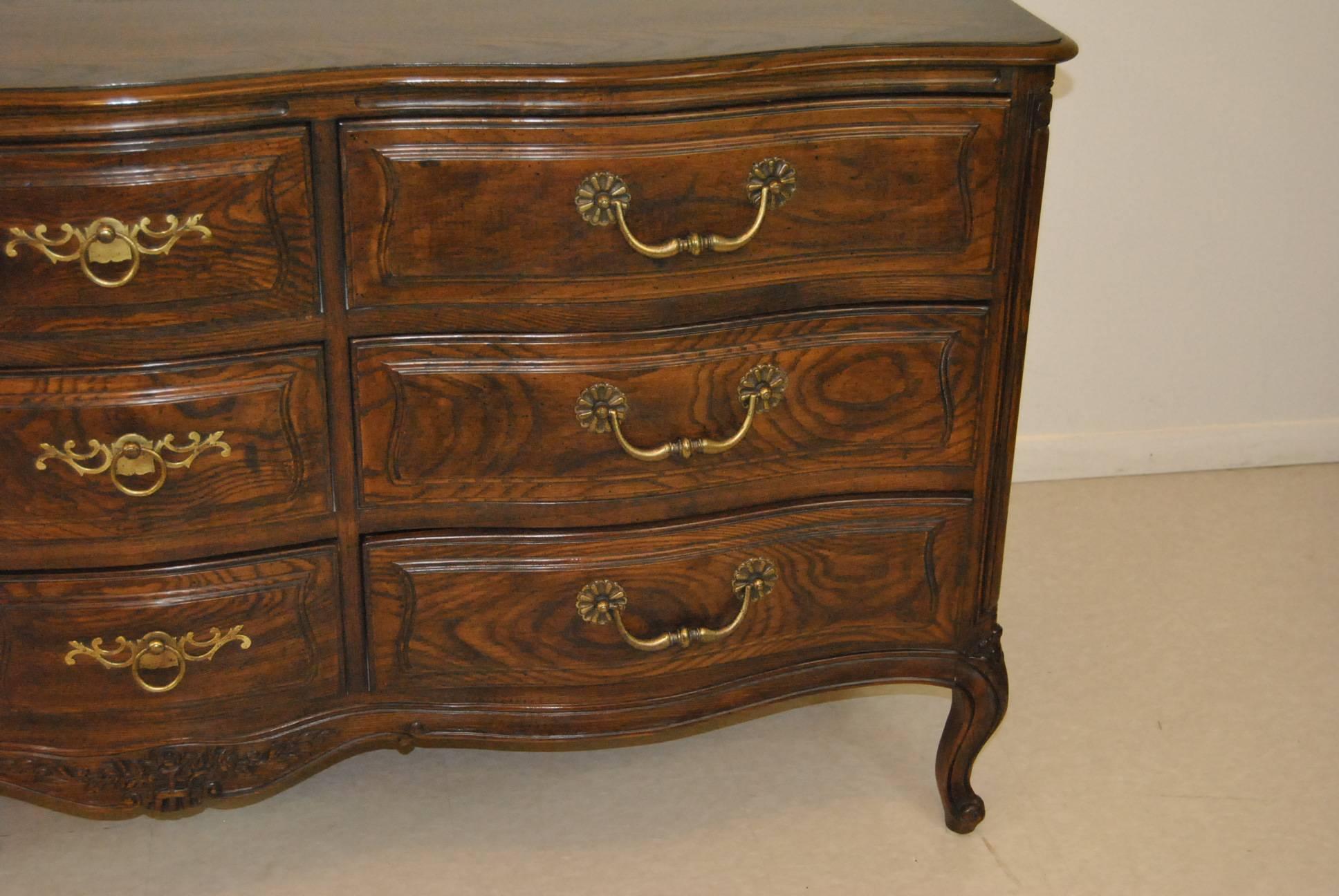Henredon nine raised panel drawer oak chest with heavy cast brass pulls. Part of the four centuries collection. Constructed with dove tail drawer corners. Very nice pre owned condition. 64
