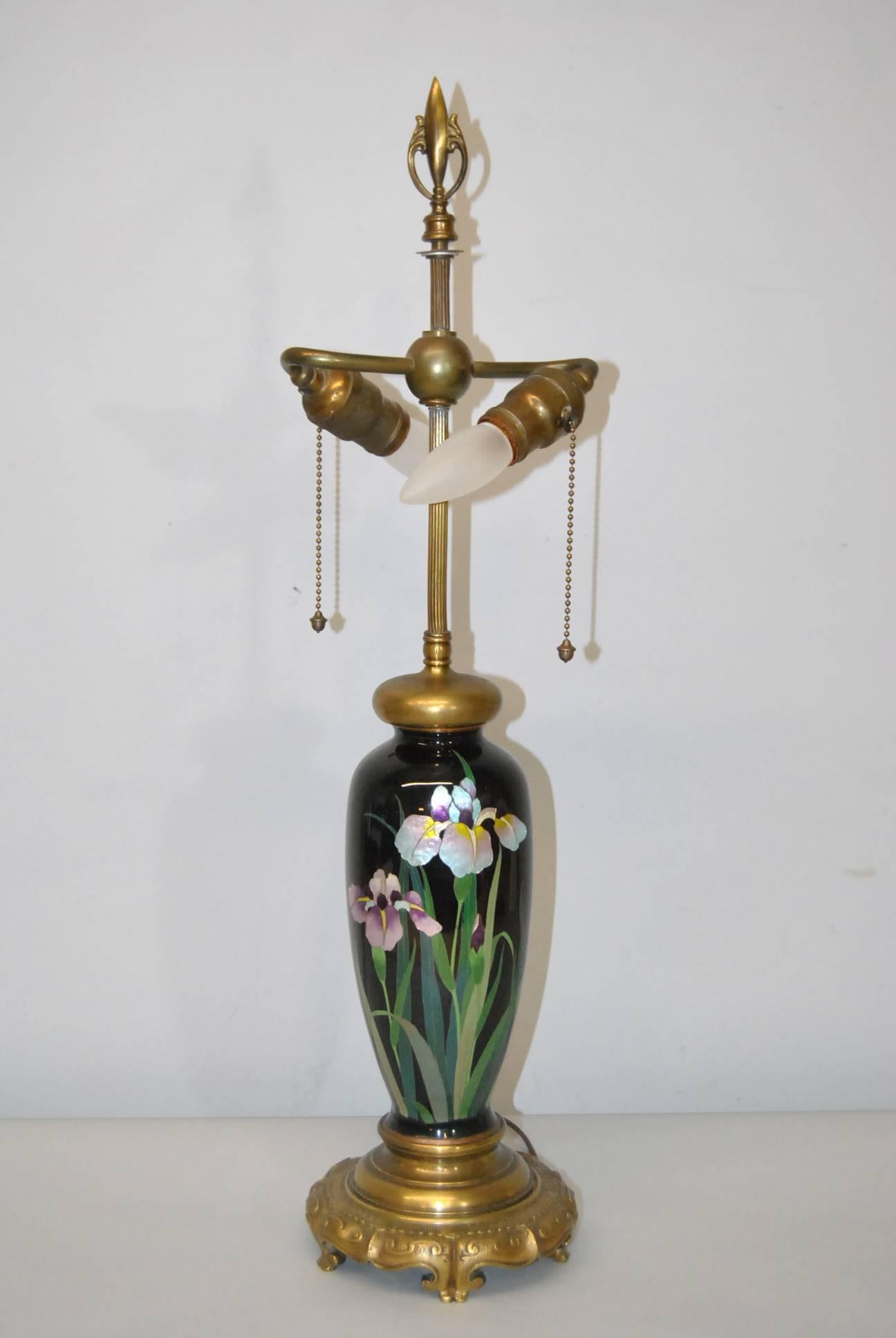 Magnifique lampe de table japonaise Meiji en cloisonné. Il présente une finition émaillée avec un champ noir et des fleurs d'iris violettes, bleues et roses. L'abat-jour présenté sur la photo n'est pas inclus. 26 3/4