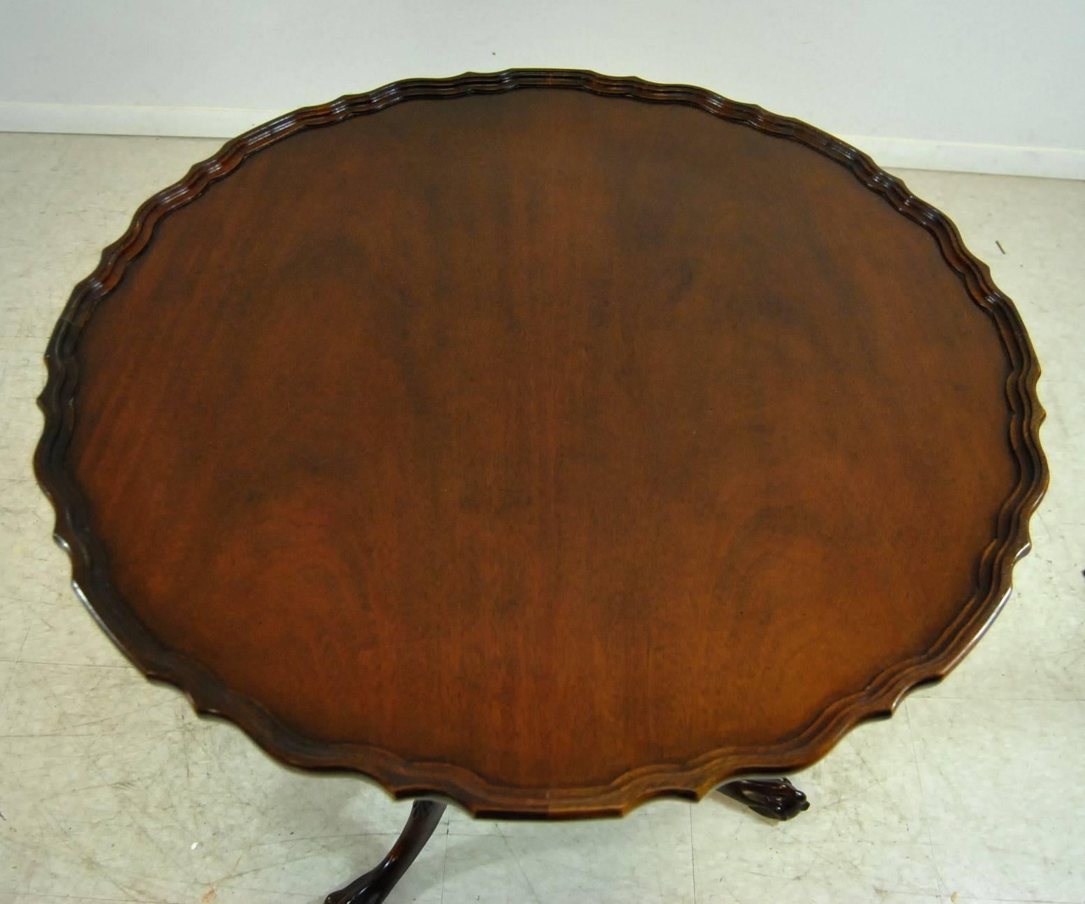 chippendale style mahogany tilt table with pie crust edge
