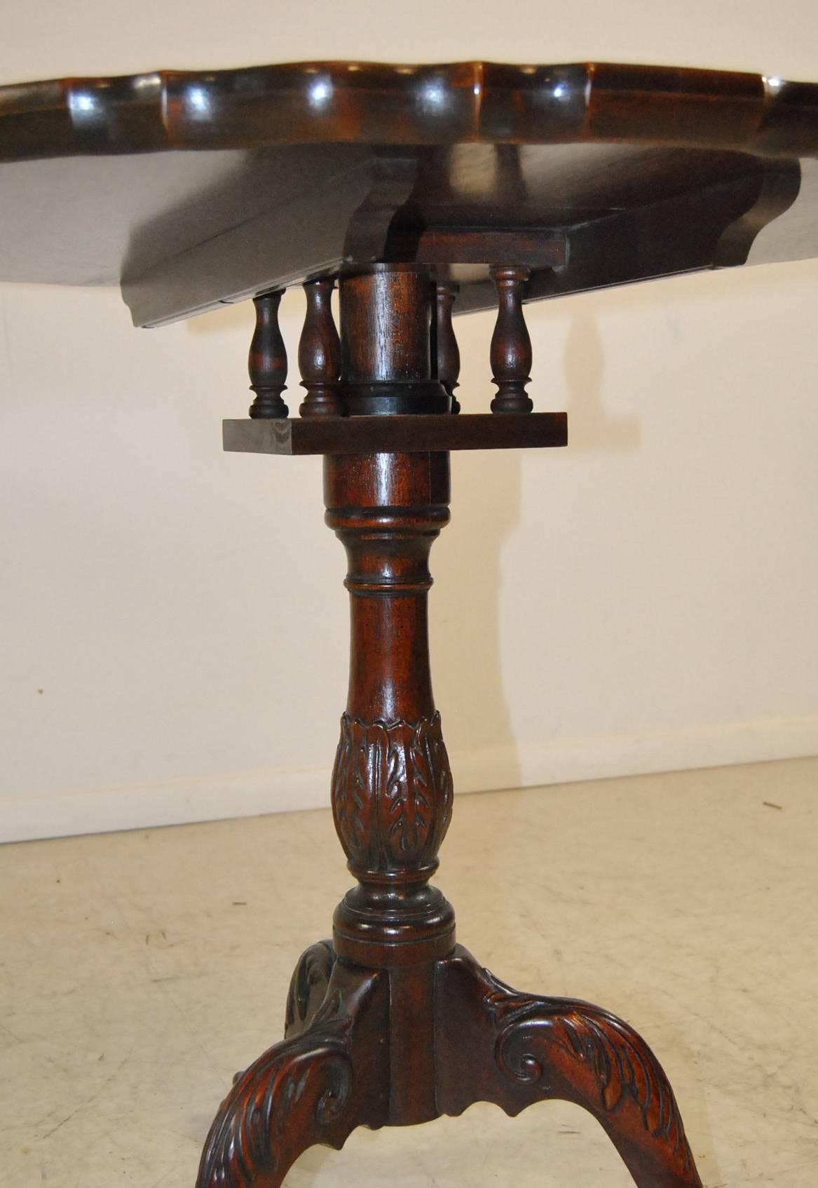 Chippendale Style Mahogany Pie Crust Tilt-Top Table by Baker Furniture In Good Condition In Toledo, OH