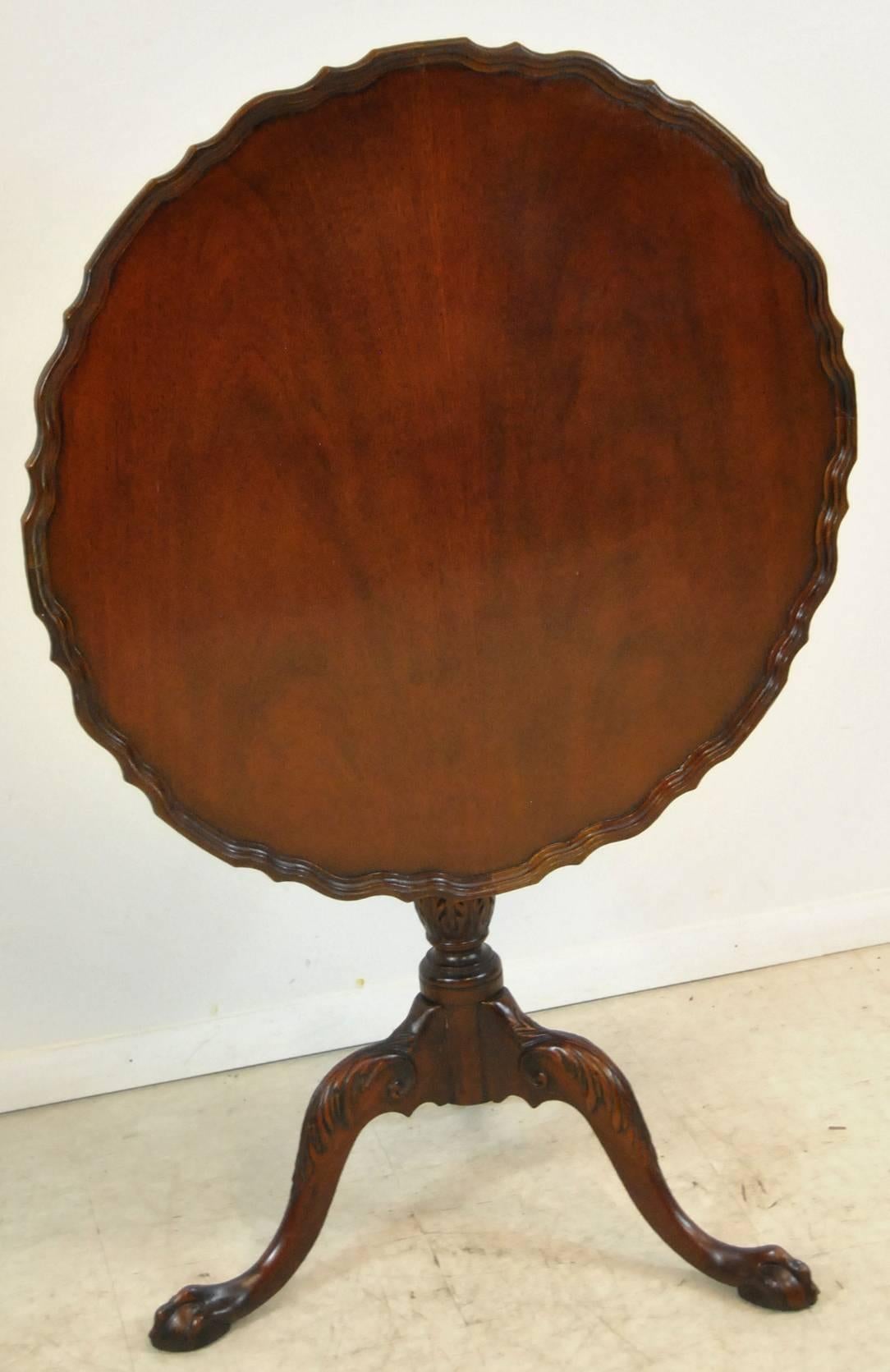 A beautiful tilt-top mahogany Chippendale style table by Baker Furniture, #7925. The table features a 30