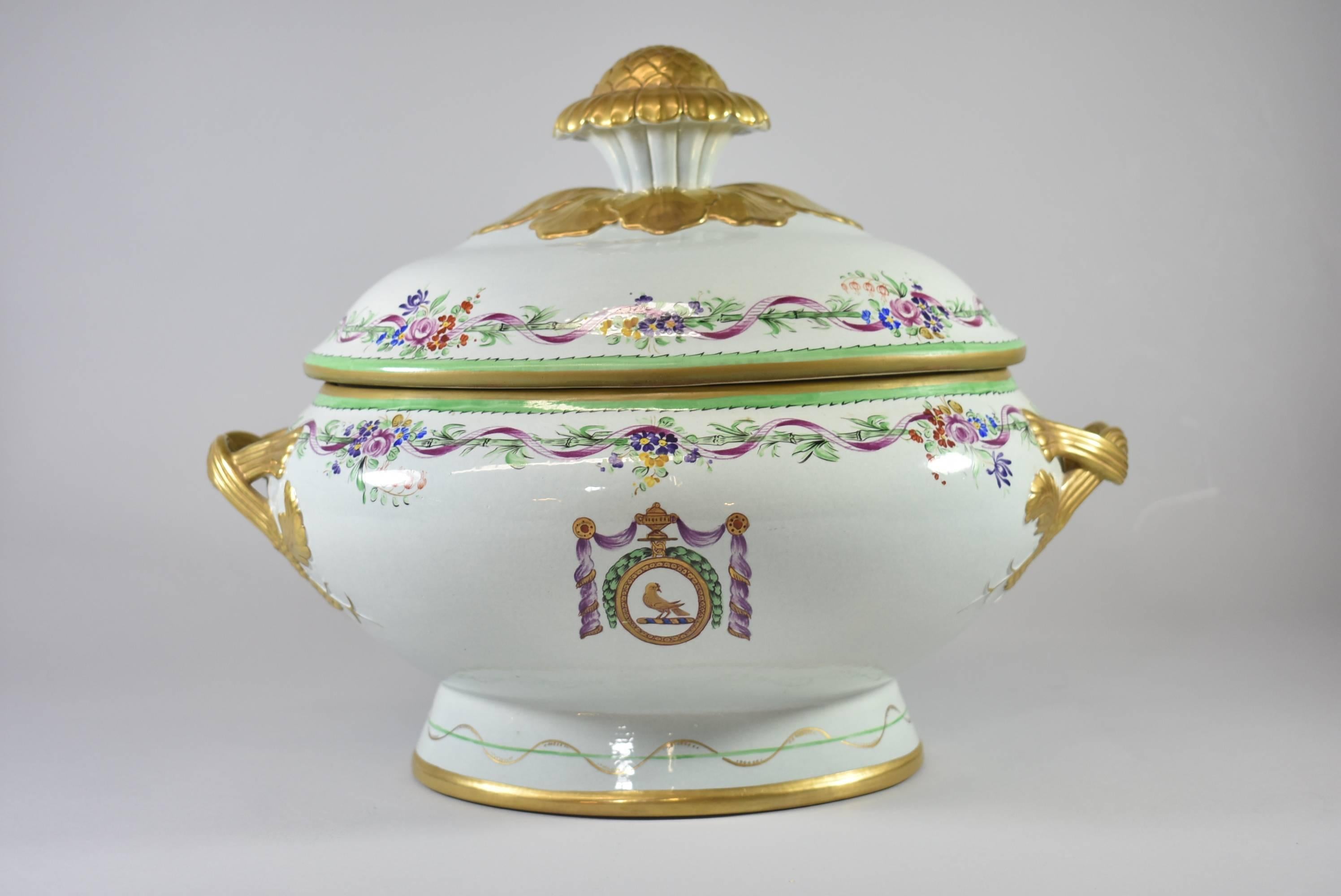 A beautiful lowestoft reproduction soup tureen with underplate by Mottahedeh. This is hand-painted in green, burgundy and gold with central bird medallion. Measures: Underplates is 16.5