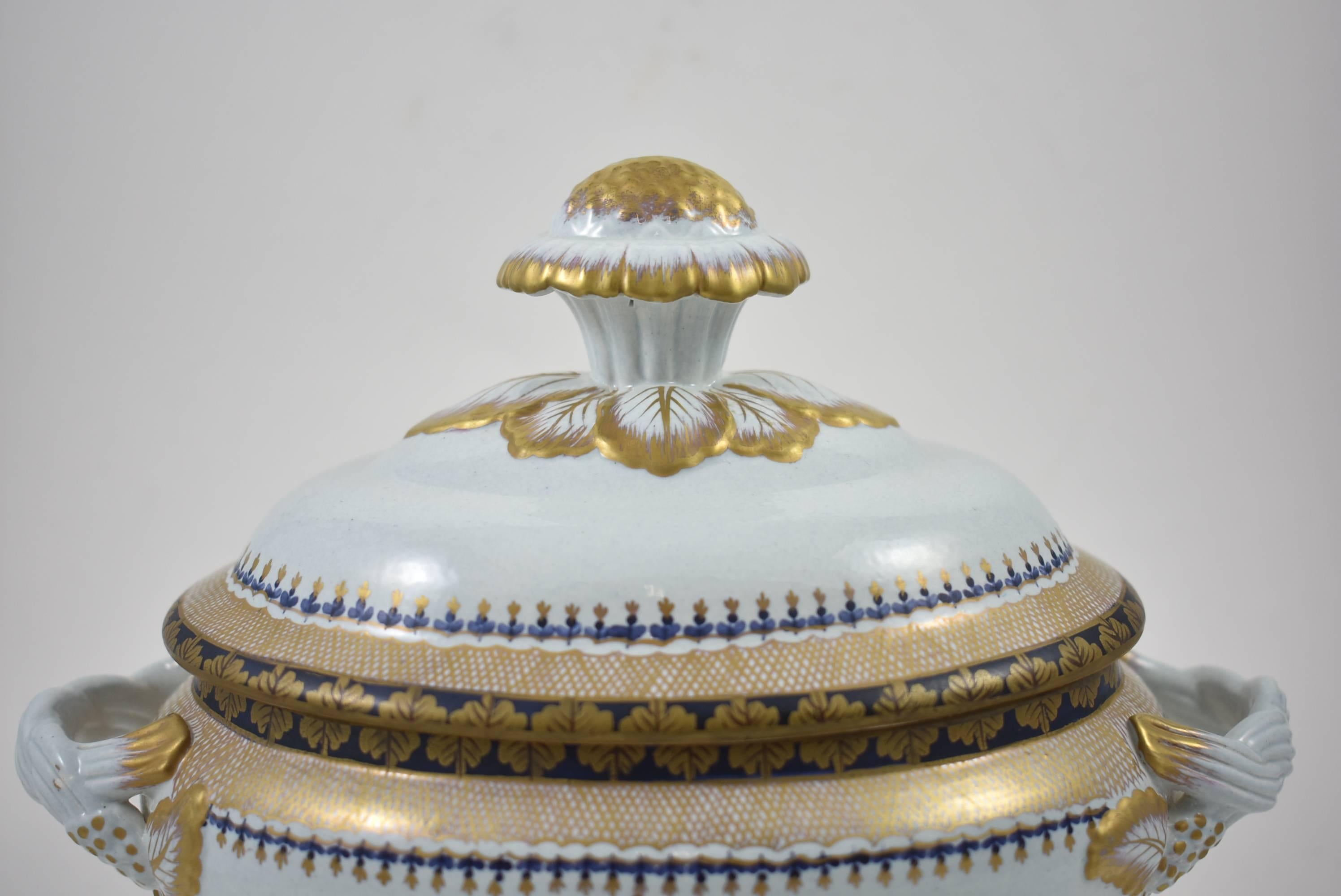 20th Century Italian Lowestoft Reproduction Created by Mottahedeh Porcelain Covered Tureen For Sale