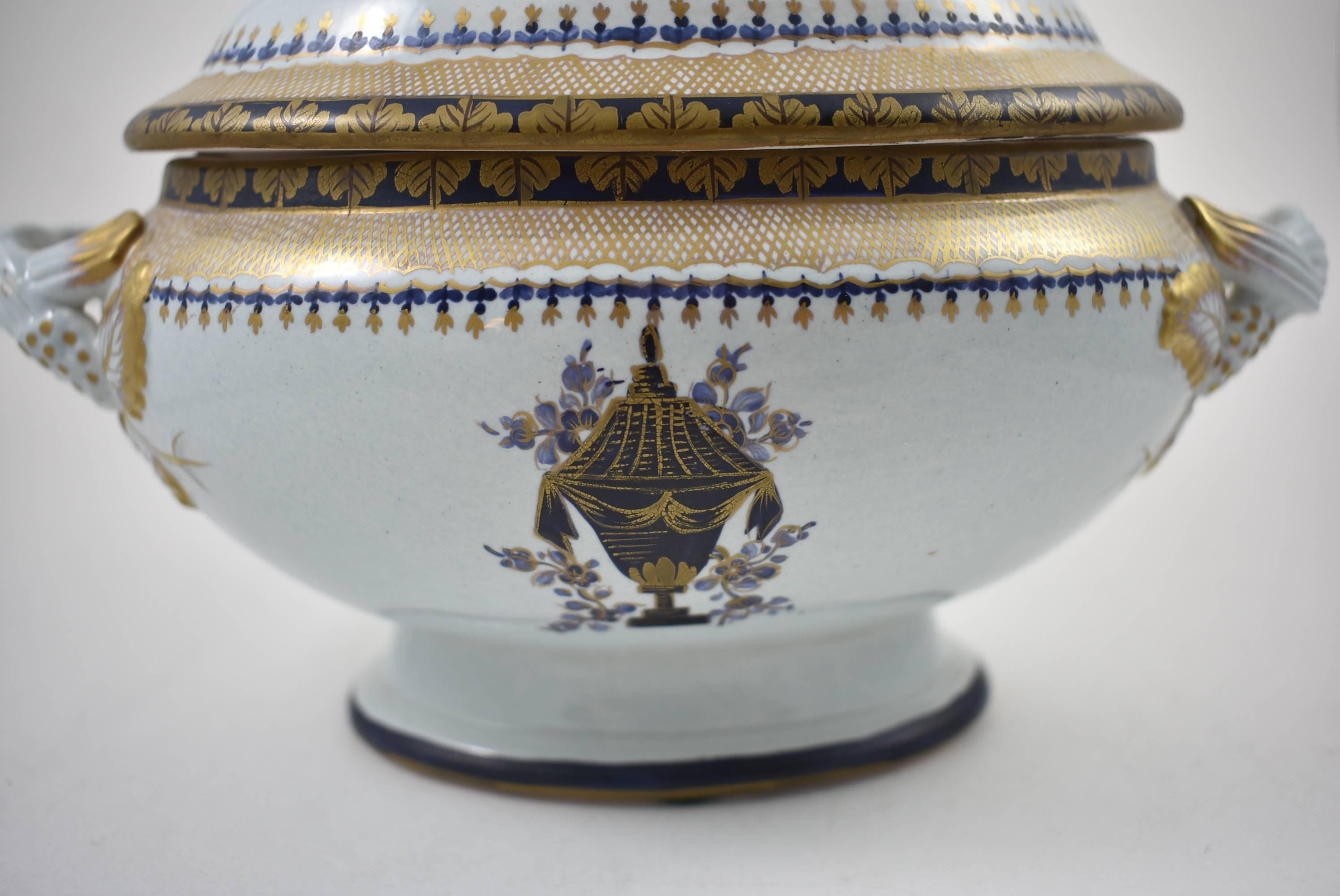 Italian Lowestoft Reproduction Created by Mottahedeh Porcelain Covered Tureen In Good Condition For Sale In Toledo, OH