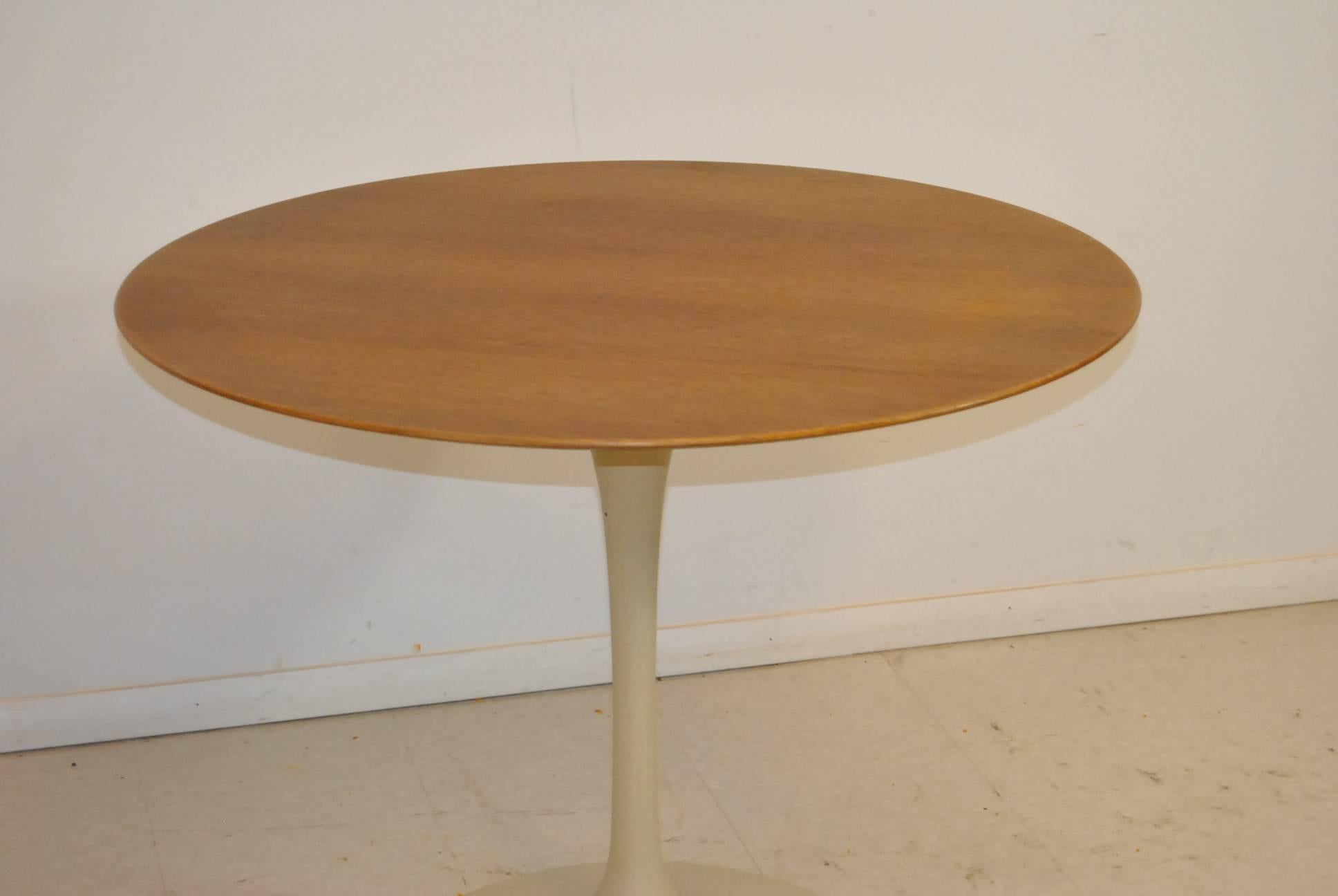 The Saarinen round table by Knoll was a revolutionary modern dining table because it stood in such stark contrast to the pedestal tables that came before Eero Saarinen’s elegant design. Determined to “clear up the slum of legs,” that defined most