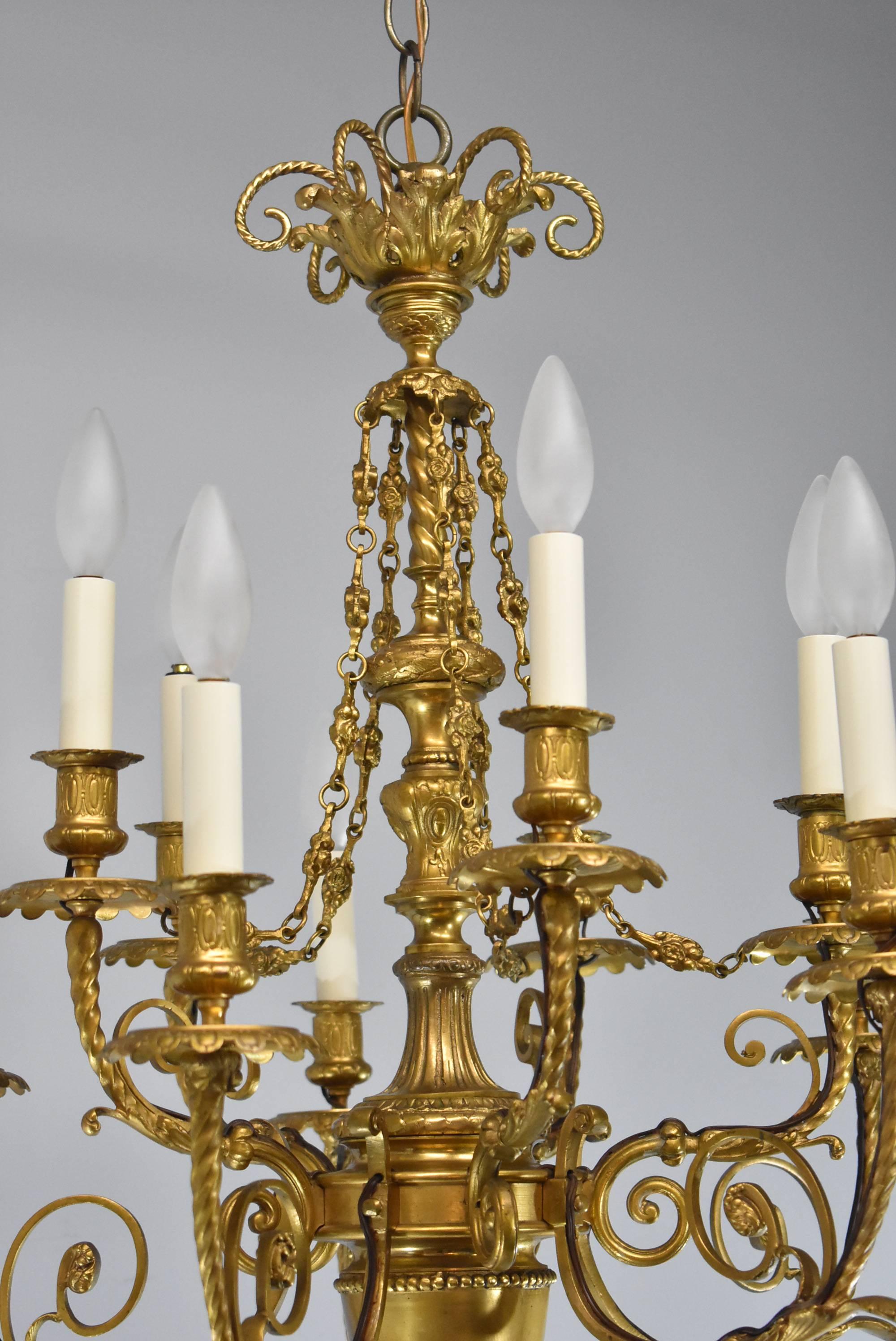 Zehnarmiger Doré-Kronleuchter im französischen Stil aus Bronze und Gold mit Rosen-Swag-Details im Angebot 1