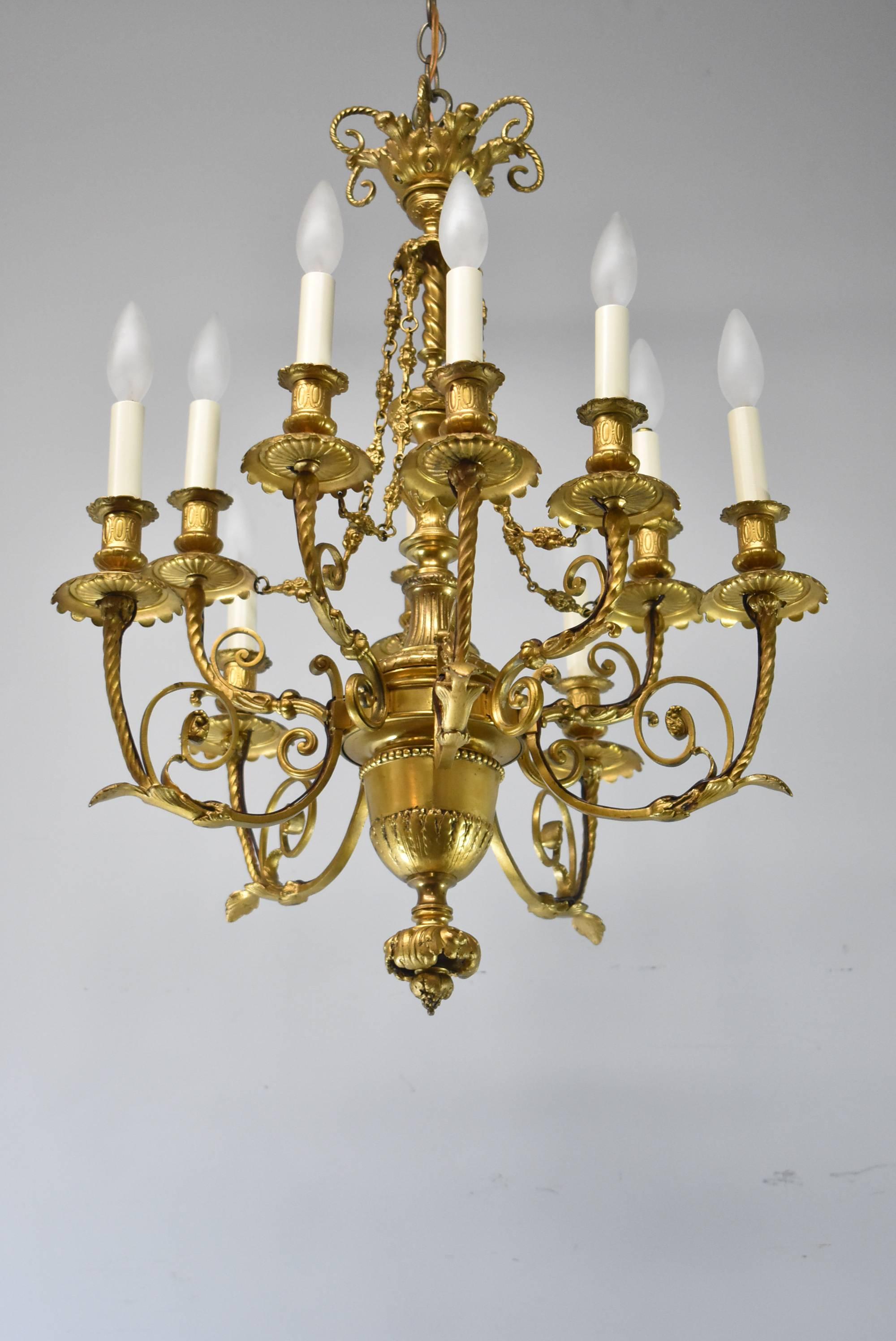 Zehnarmiger Doré-Kronleuchter im französischen Stil aus Bronze und Gold mit Rosen-Swag-Details (Französische Provence) im Angebot