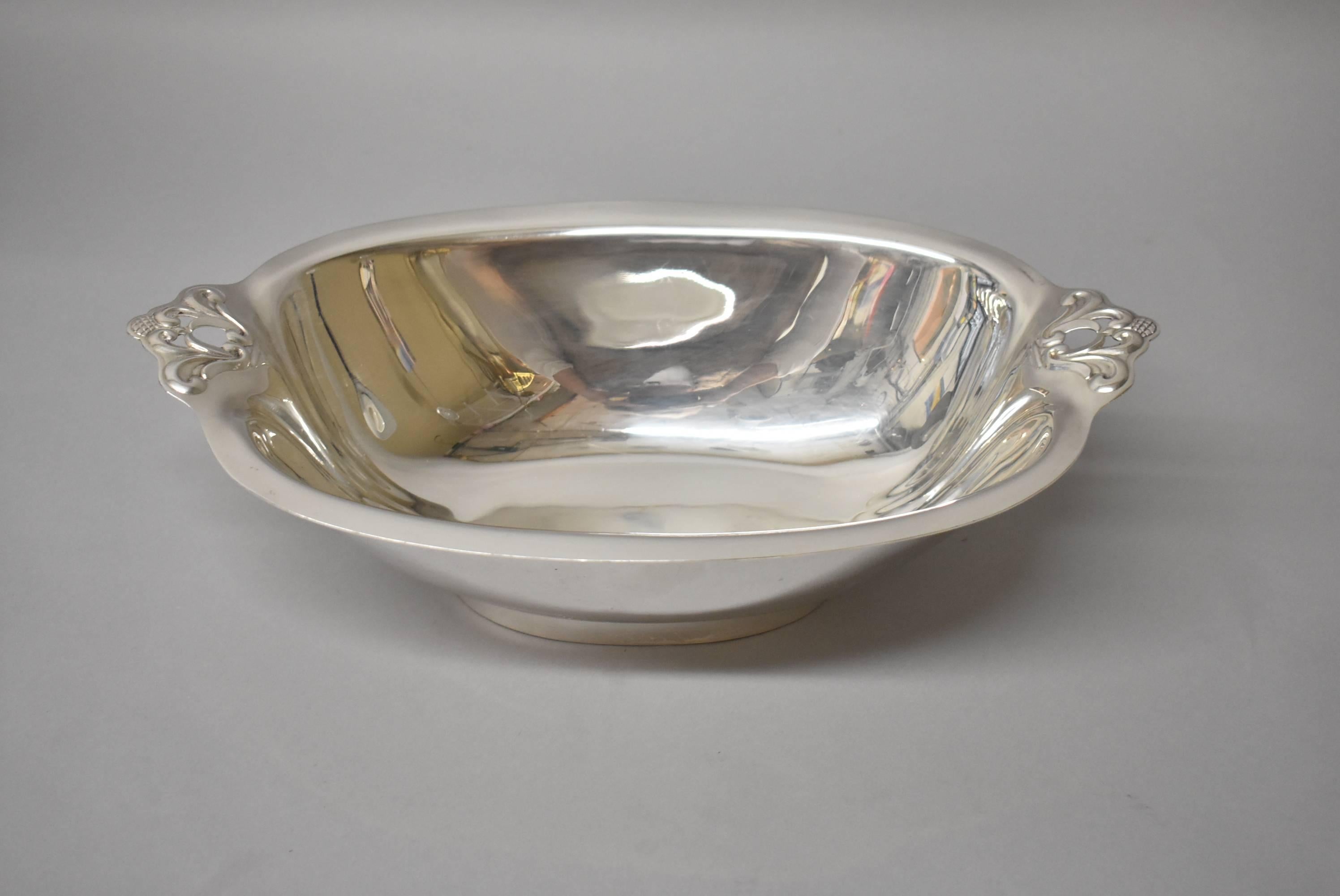 A large sterling silver Royal Danish V133-2 International sterling fruit bowl. This beautiful bowl is marked on the bottom and weighs 25 troy ounces. Measure: It is 13