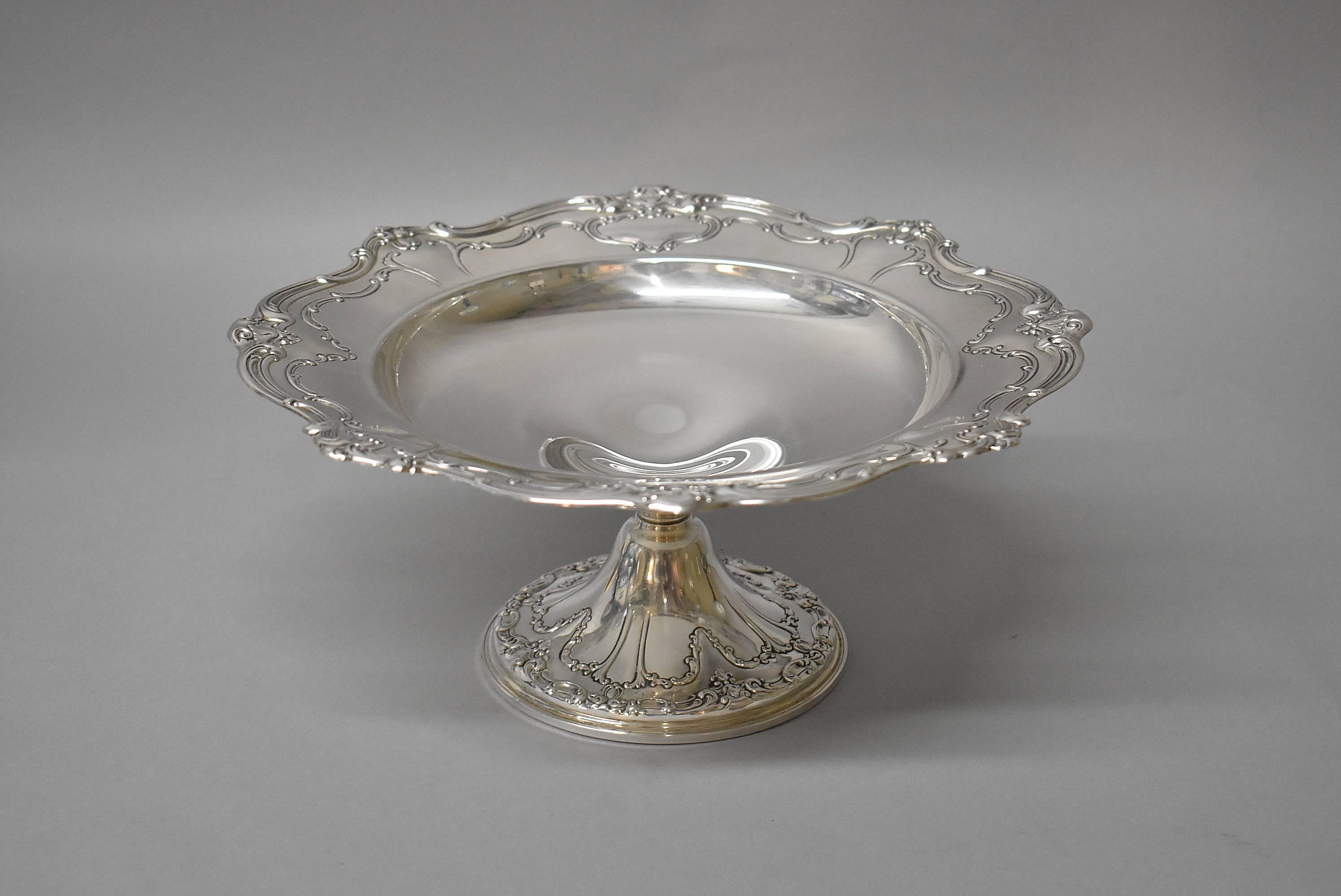 A beautiful sterling silver compote by Gorham in the Chantilly pattern. Very good condition with no monogram. Measure: It is 10.5