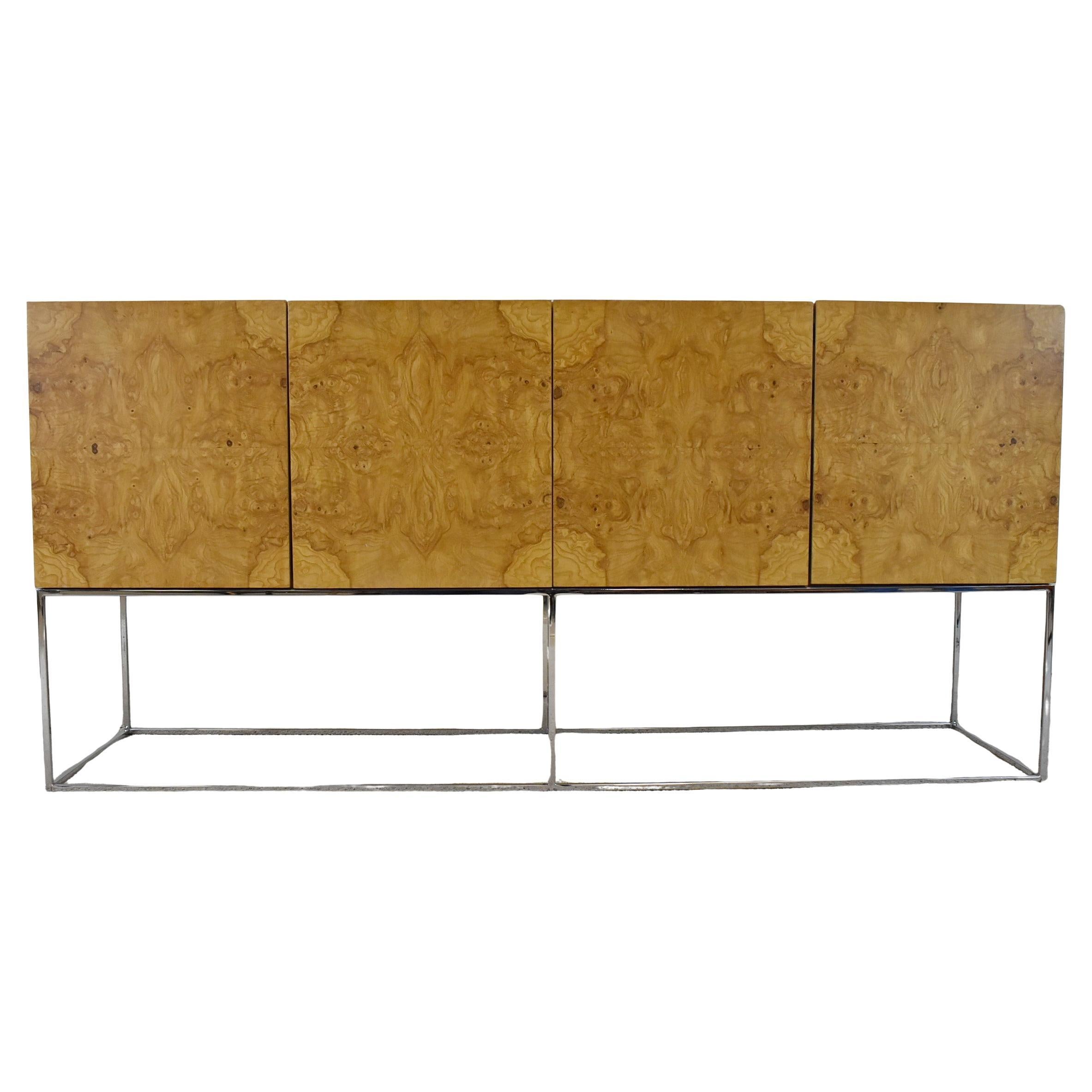 Milo Baughman Credenza in legno di radica d
ulivo abbinata al libro per Thayer Coggin