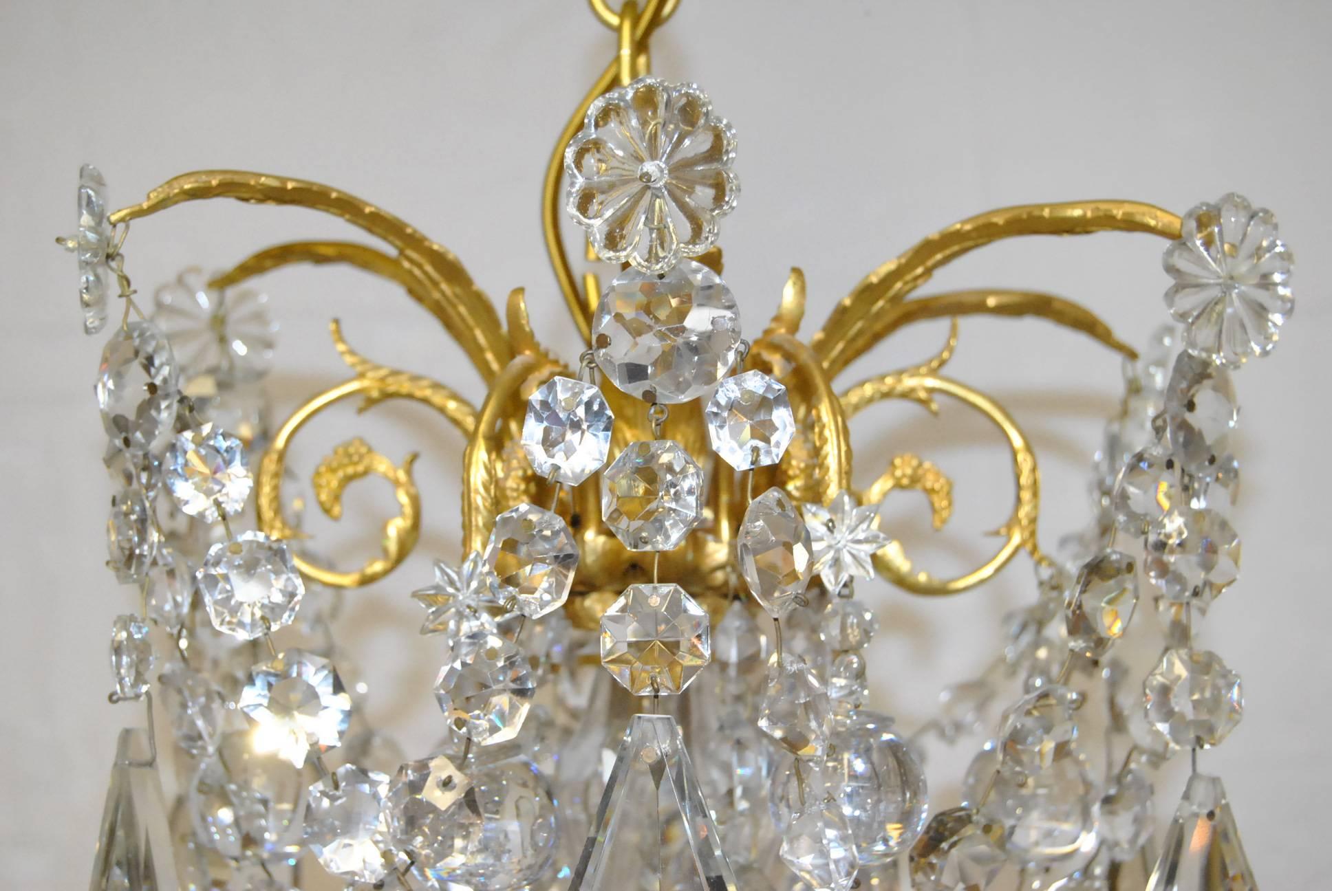 Français Lustre Empire français à 12 bras en cristal et bronze doré en vente